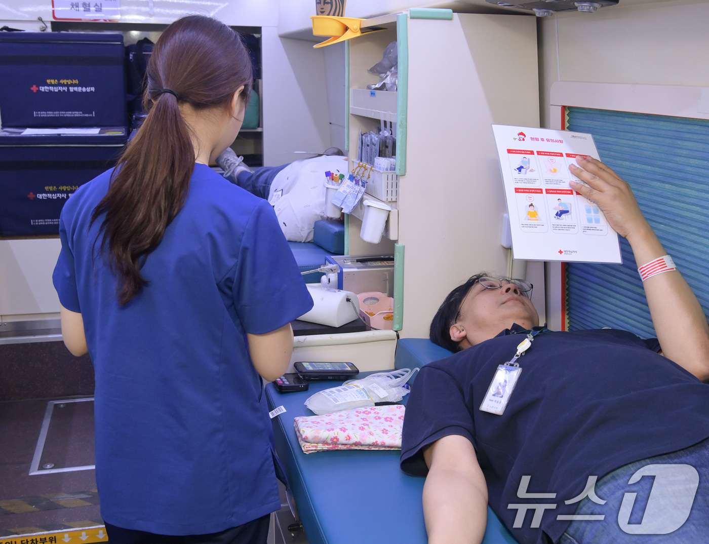 (서울=뉴스1) = 농식품 전문 매장 농협 하나로마트를 운영하는 농협유통 임직원들이 가정의 달인 5월 이웃에게 생명을 나누는 헌혈 캠페인에 동참한다고 밝혔다.22일 농협유통 임직원 …