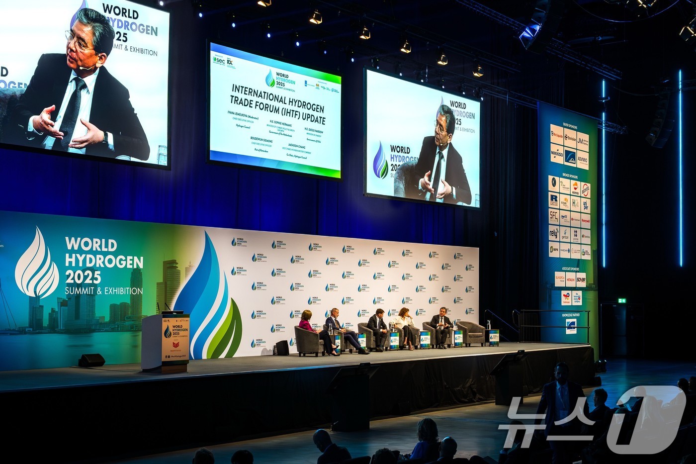 (서울=뉴스1) = 현대차그룹은 지난 20일부터(현지시간) 네덜란드 로테르담에 있는 아호이 컨벤션 센터에서 개최된 '월드 하이드로젠 서밋 2025'에 참가해 수소 분야 글로벌 리더 …