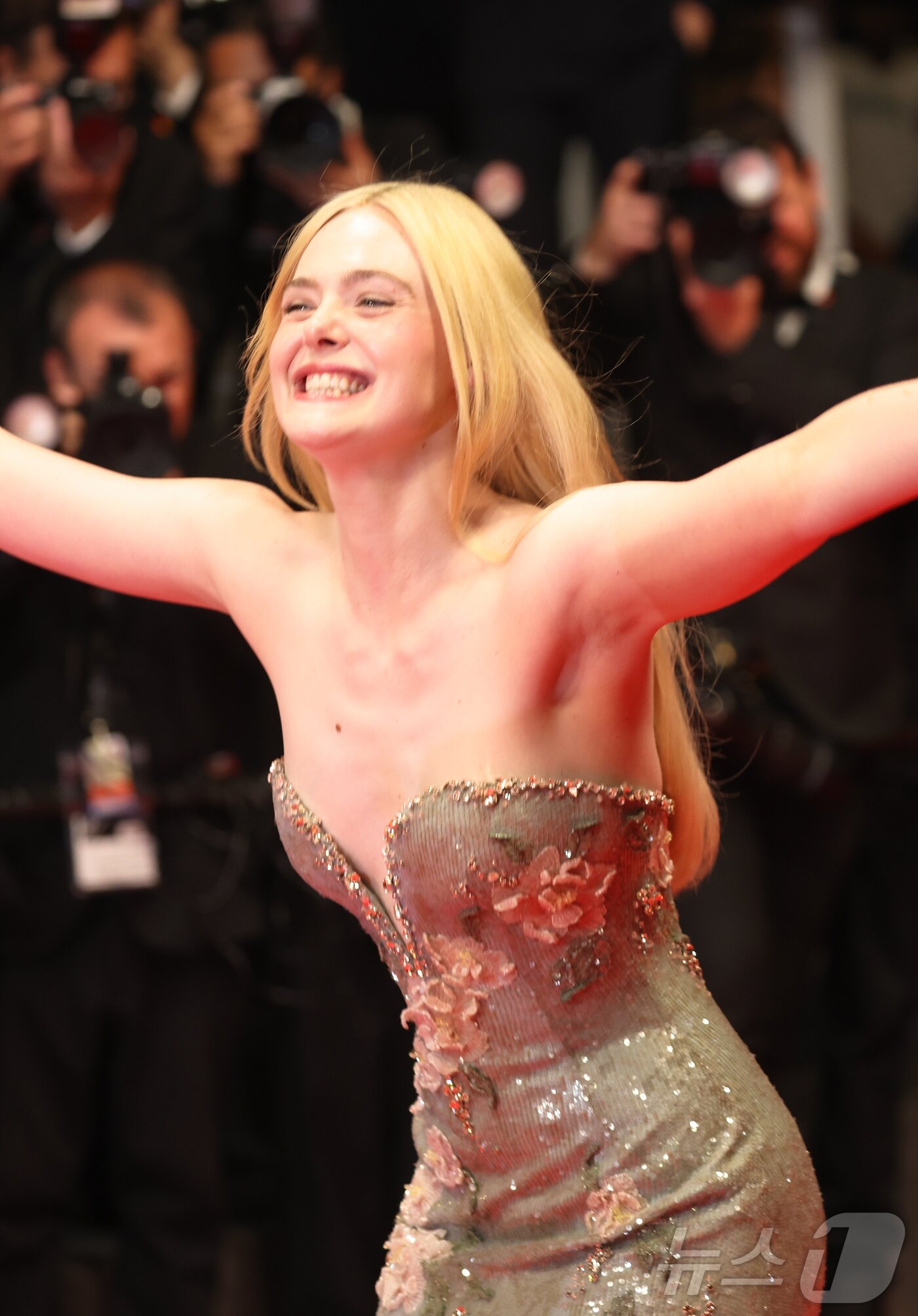 본문 이미지 - 21일(현지시간) 프랑스 남부 소도시 칸(Cannes) 팔레 데 페스티발(Palais des Festival) 뤼미에르 대극장에서 열린 ‘제78회 칸 국제영화제’ 경쟁부문 진출작 영화 ‘센티멘털 밸류(감독 요아킴 트리에르)’ 월드 프리미어 시사회에 주연 배우 엘 패닝이 레드 카펫에 오르고 있다. 2025.5.22/뉴스1 ⓒ News1 이준성 기자