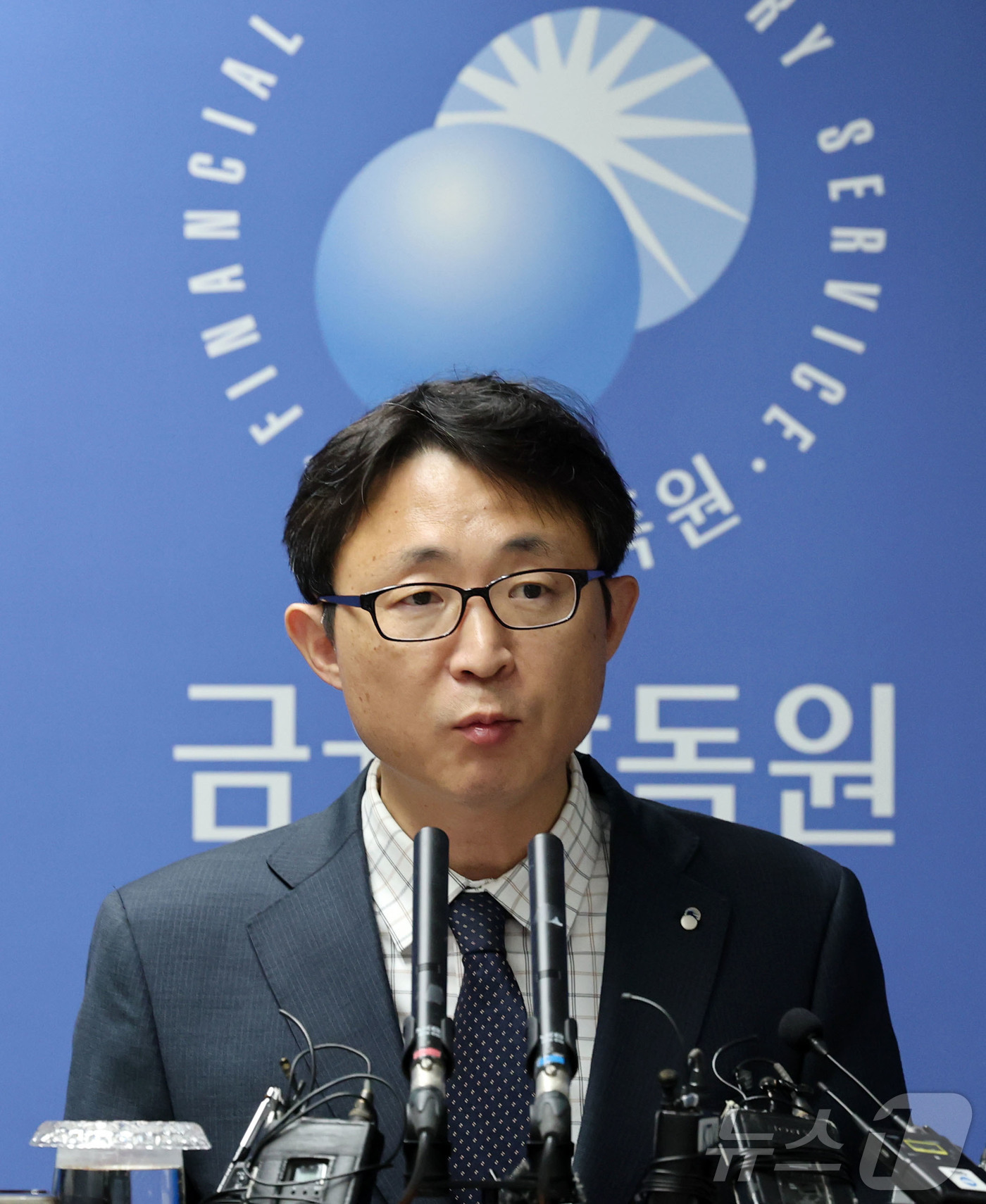 (서울=뉴스1) 박세연 기자 = 한구 금융감독원 중소금융 담당 부원장보가 22일 서울 여의도 금융감독원에서 부동산 PF정리 재구조화 경과 및 실적 관련 브리핑을 하고 있다.