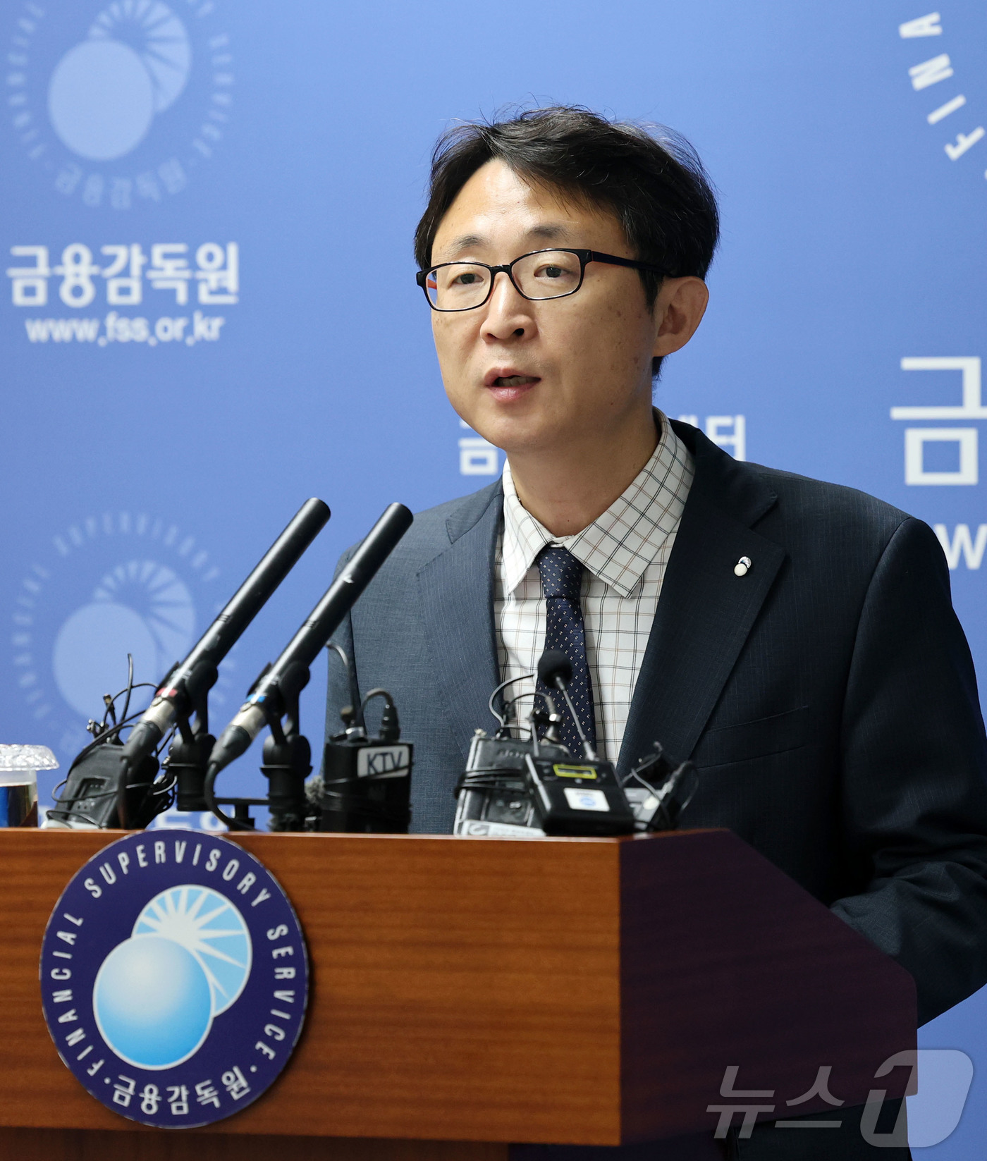 (서울=뉴스1) 박세연 기자 = 한구 금융감독원 중소금융 담당 부원장보가 22일 서울 여의도 금융감독원에서 부동산 PF정리 재구조화 경과 및 실적 관련 브리핑을 하고 있다.