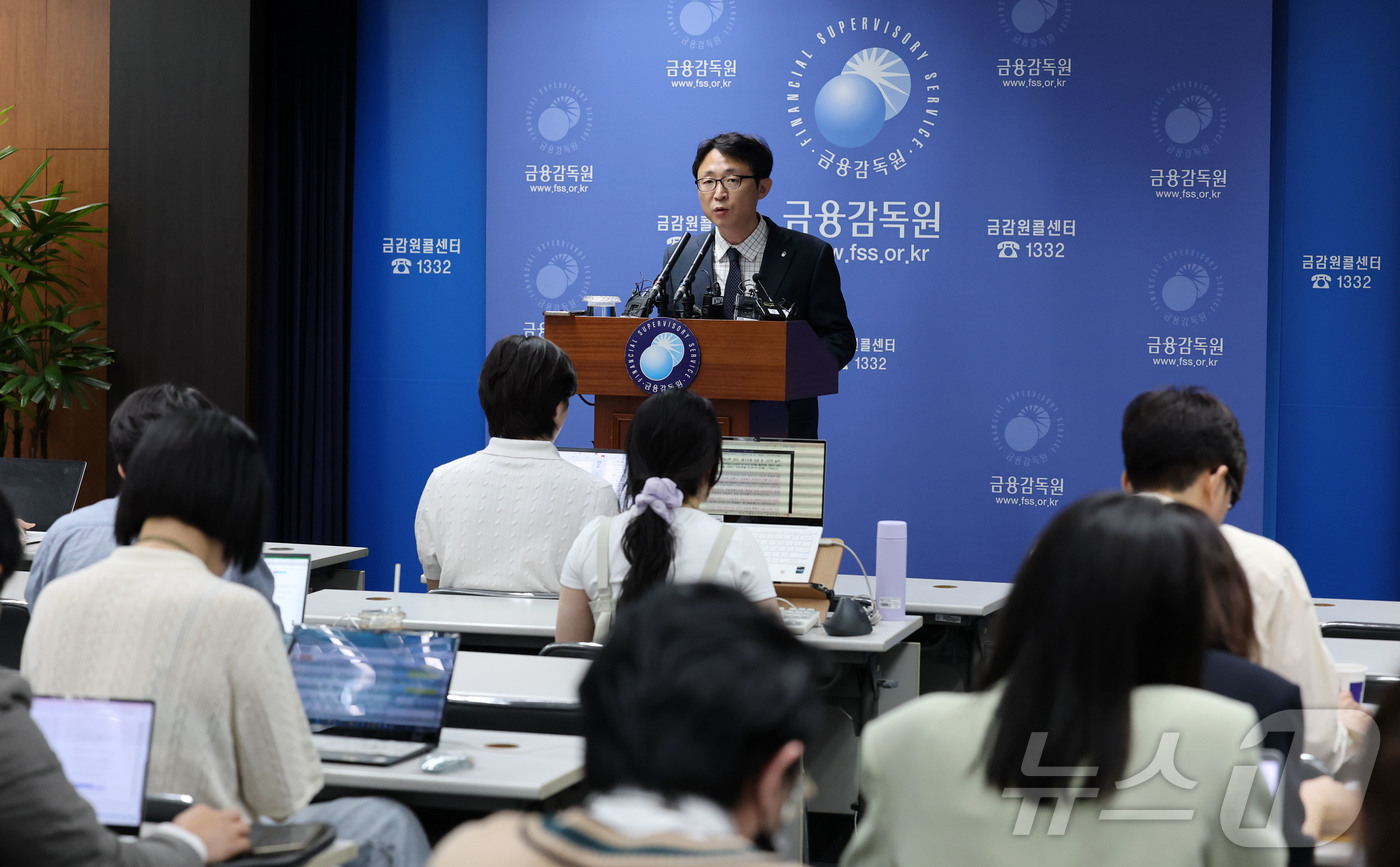 (서울=뉴스1) 박세연 기자 = 한구 금융감독원 중소금융 담당 부원장보가 22일 서울 여의도 금융감독원에서 부동산 PF정리 재구조화 경과 및 실적 관련 브리핑을 하고 있다.