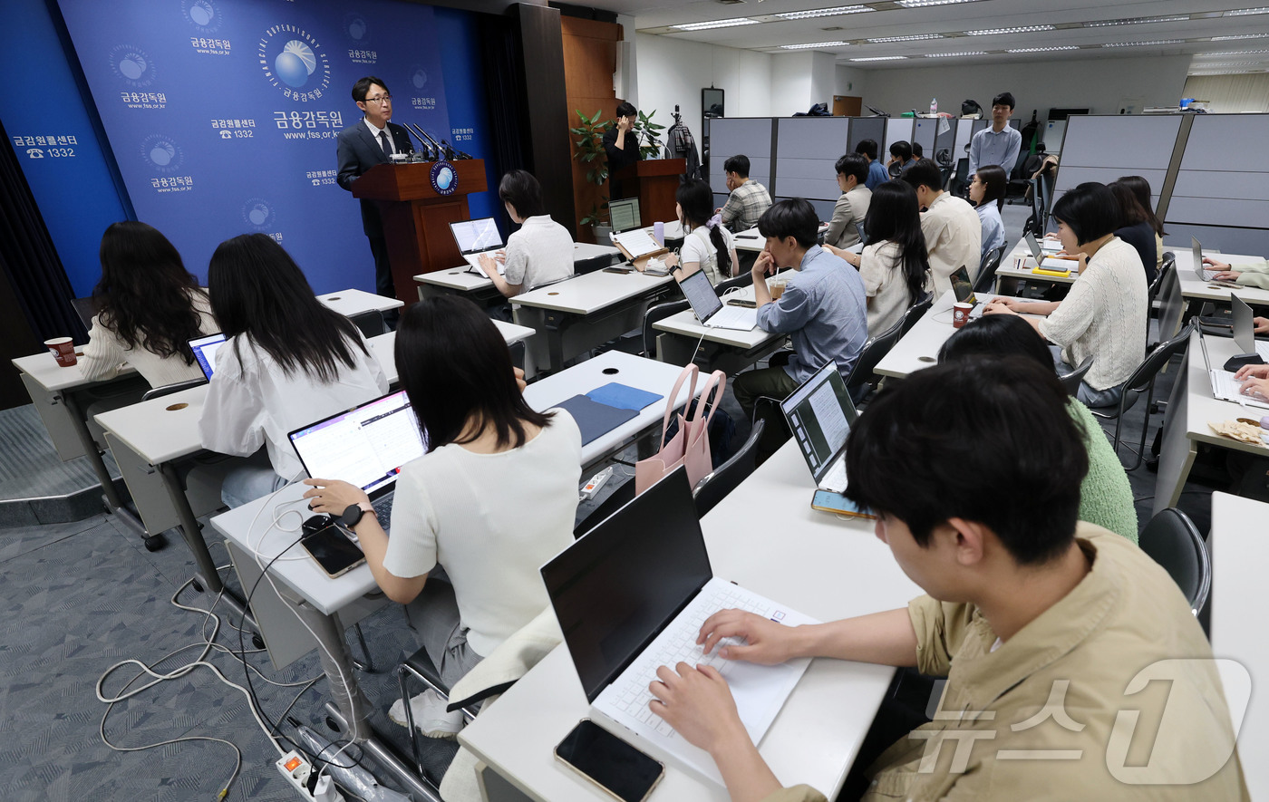 (서울=뉴스1) 박세연 기자 = 한구 금융감독원 중소금융 담당 부원장보가 22일 서울 여의도 금융감독원에서 부동산 PF정리 재구조화 경과 및 실적 관련 브리핑을 하고 있다.