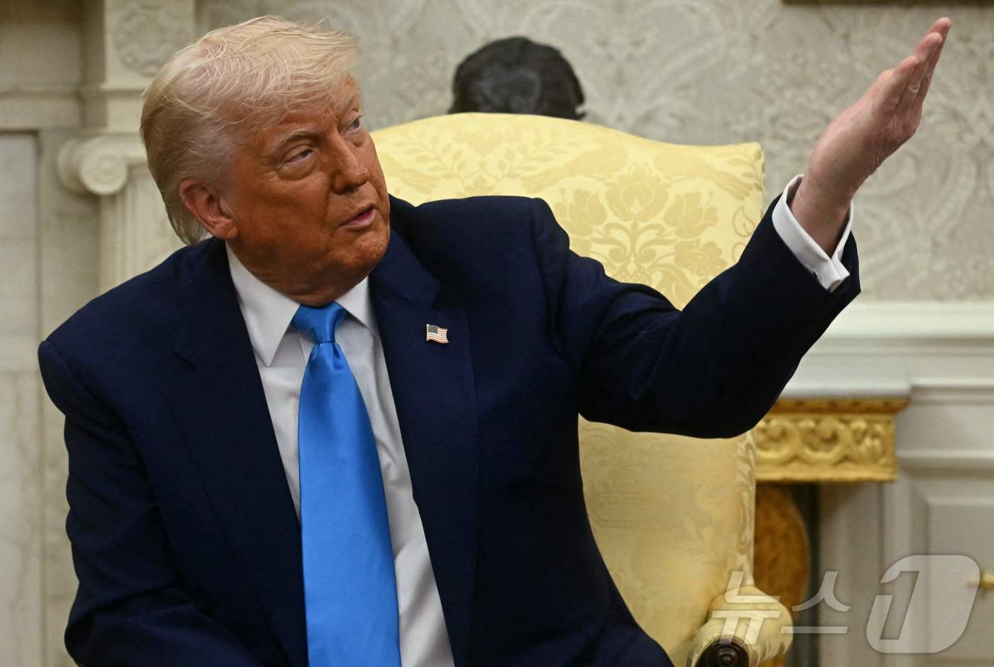 (워싱턴 AFP=뉴스1) 우동명 기자 = 도널드 트럼프 미국 대통령이 21일(현지시간) 워싱턴 백악관서 시릴 라마포사 남아프리카공화국 대통령과 정상 회담 중 "일반적으로 집단 살해 …