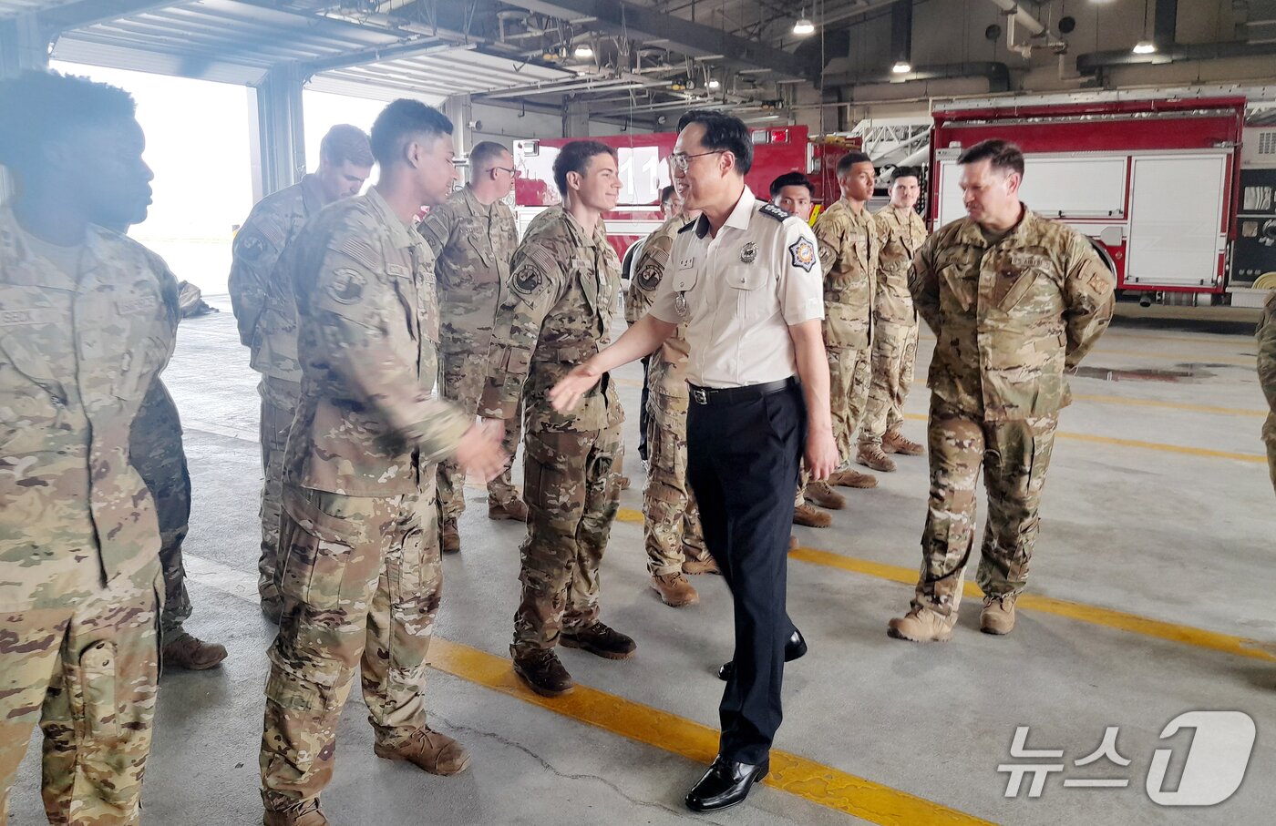 본문 이미지 - 김재병 경기도소방재난본부장(가운데)이 지난 21일 오산 미 공군 소방대를 방문해 관계자들과 악수를 하고 있다. (경기도소방재난본부 제공. 재판매 및 DB 금지) 2025.5.22/뉴스1