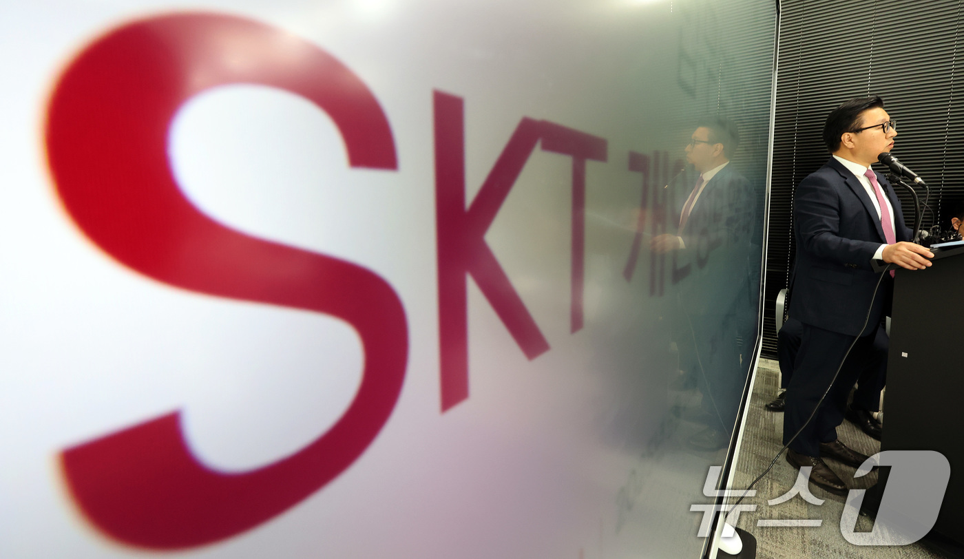 (서울=뉴스1) 이동해 기자 = 김국일 경영대표가 22일 오전 서울 여의도 파크원타워에 위치한 법무법인 대륜 본사에서 SKT 개인정보 유출 고발 기자회견을 하고 있다.법무법인 대륜 …