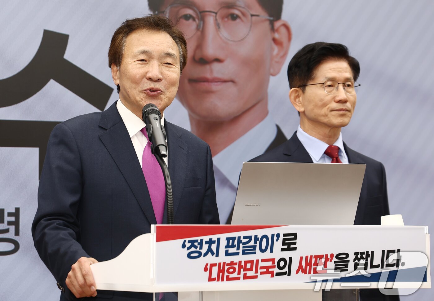 본문 이미지 - 손학규 전 바른미래당 대표가 22일 오전 서울 여의도 국민의힘 중앙당사에서 김문수 대통령 후보 지지 선언을 하고 있다. 2025.5.22/뉴스1 ⓒ News1 김민지 기자