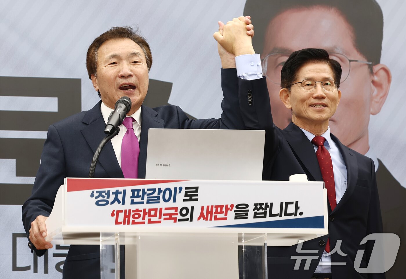 본문 이미지 - 손학규 전 바른미래당 대표가 22일 오전 서울 여의도 국민의힘 중앙당사에서 김문수 대통령 후보 지지 선언을 하고 있다. 2025.5.22/뉴스1 ⓒ News1 김민지 기자