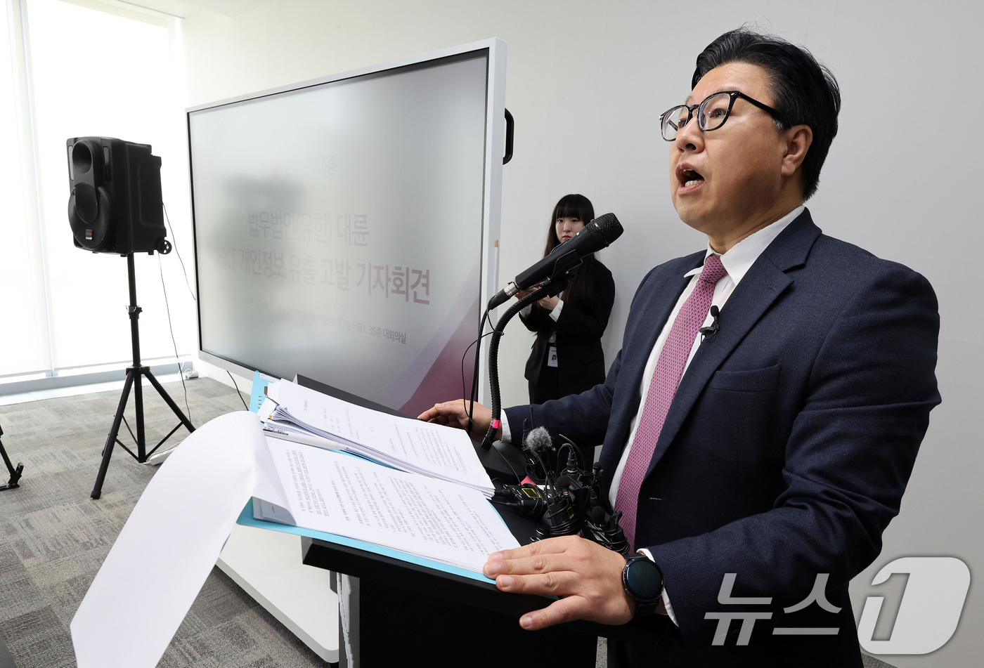 (서울=뉴스1) 이동해 기자 = 김국일 경영대표가 22일 오전 서울 여의도 파크원타워에 위치한 법무법인 대륜 본사에서 SKT 개인정보 유출 고발 기자회견을 하고 있다.법무법인 대륜 …