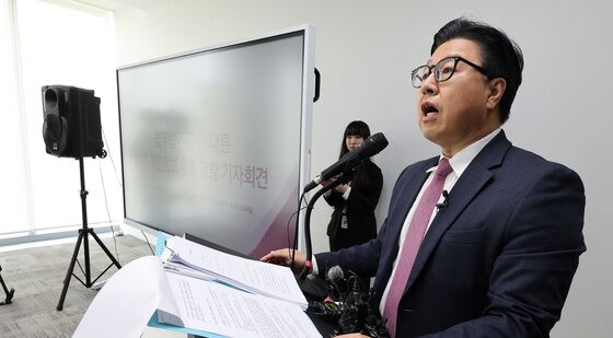 SKT 개인정보 유출 고발 기자회견 하는 김국일 대륜 경영대표