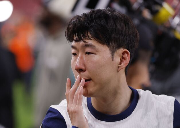 우승 트로피에 이마 긁히고도 활짝 웃은 손흥민 "영광의 상처"