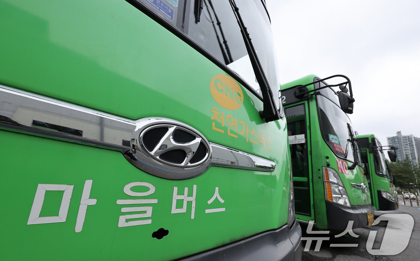 본문 이미지 -  서울 시내 마을버스 차고지에 마을버스가 정차돼 있다. 2025.5.22/뉴스1 ⓒ News1 김성진 기자