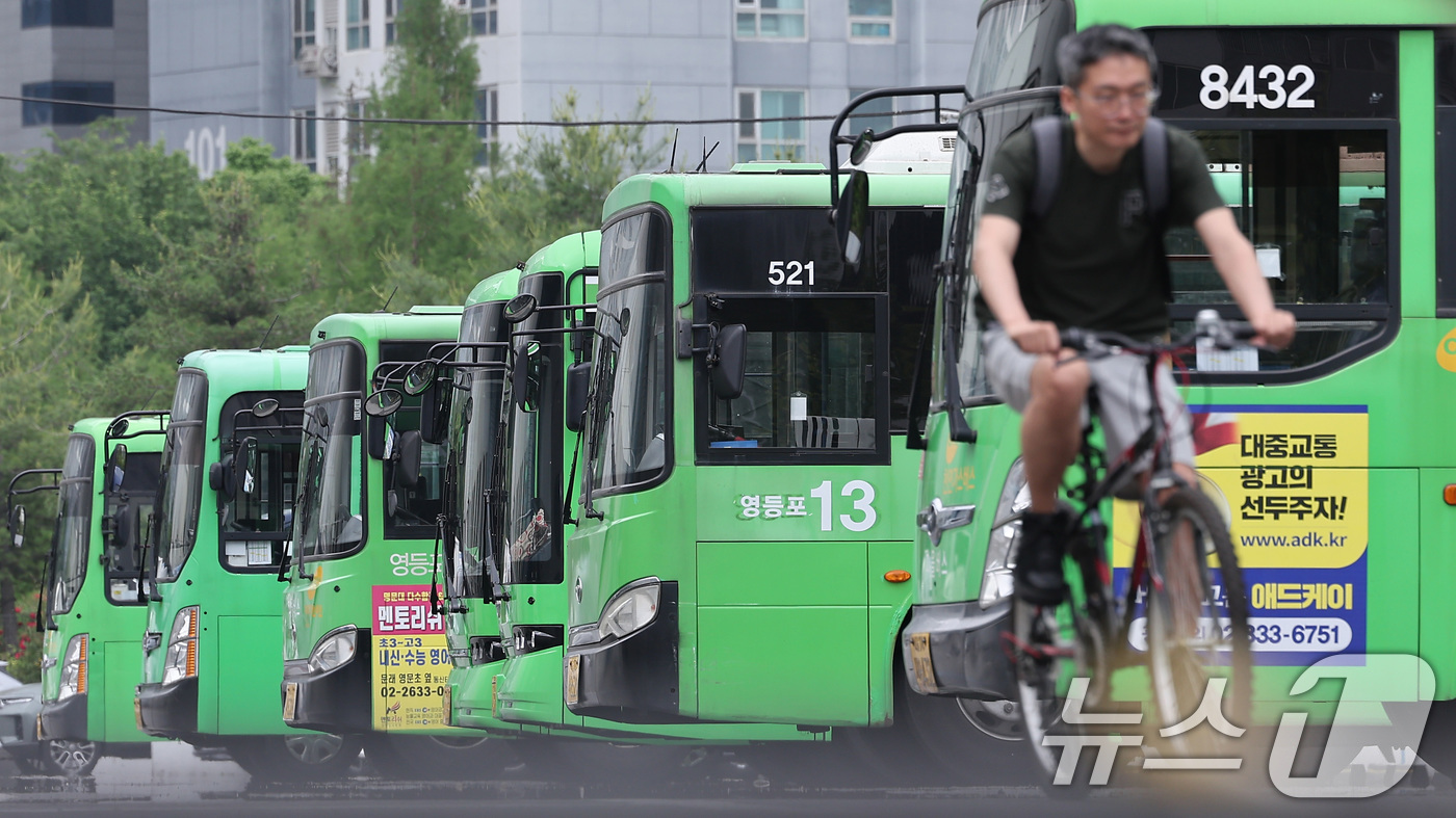 (서울=뉴스1) 김성진 기자 = 서울 마을버스 업계가 요금 인상과 환승 손실금 보전 확대를 요구하며 대중교통 환승체계에서의 이탈 가능성을 시사했다.마을버스 사업자들은 시가 수익성 …