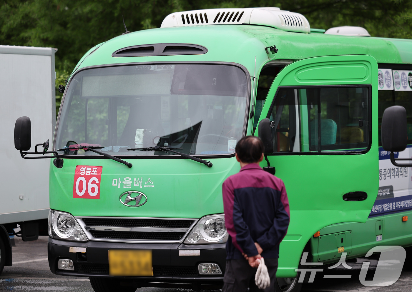 (서울=뉴스1) 김성진 기자 = 서울 마을버스 업계가 요금 인상과 환승 손실금 보전 확대를 요구하며 대중교통 환승체계에서의 이탈 가능성을 시사했다.마을버스 사업자들은 시가 수익성 …