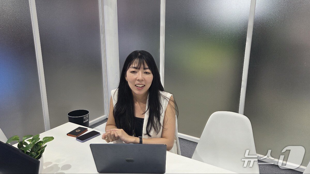 본문 이미지 - 석미은 시놀로지 시니어 세일즈 매니저가 컴퓨텍스 2025 시놀로지 전시관 내 미팅룸에서 진행한 인터뷰에서 발언하고 있다. 2025.5.21/뉴스1 ⓒ News1 김민석 기자