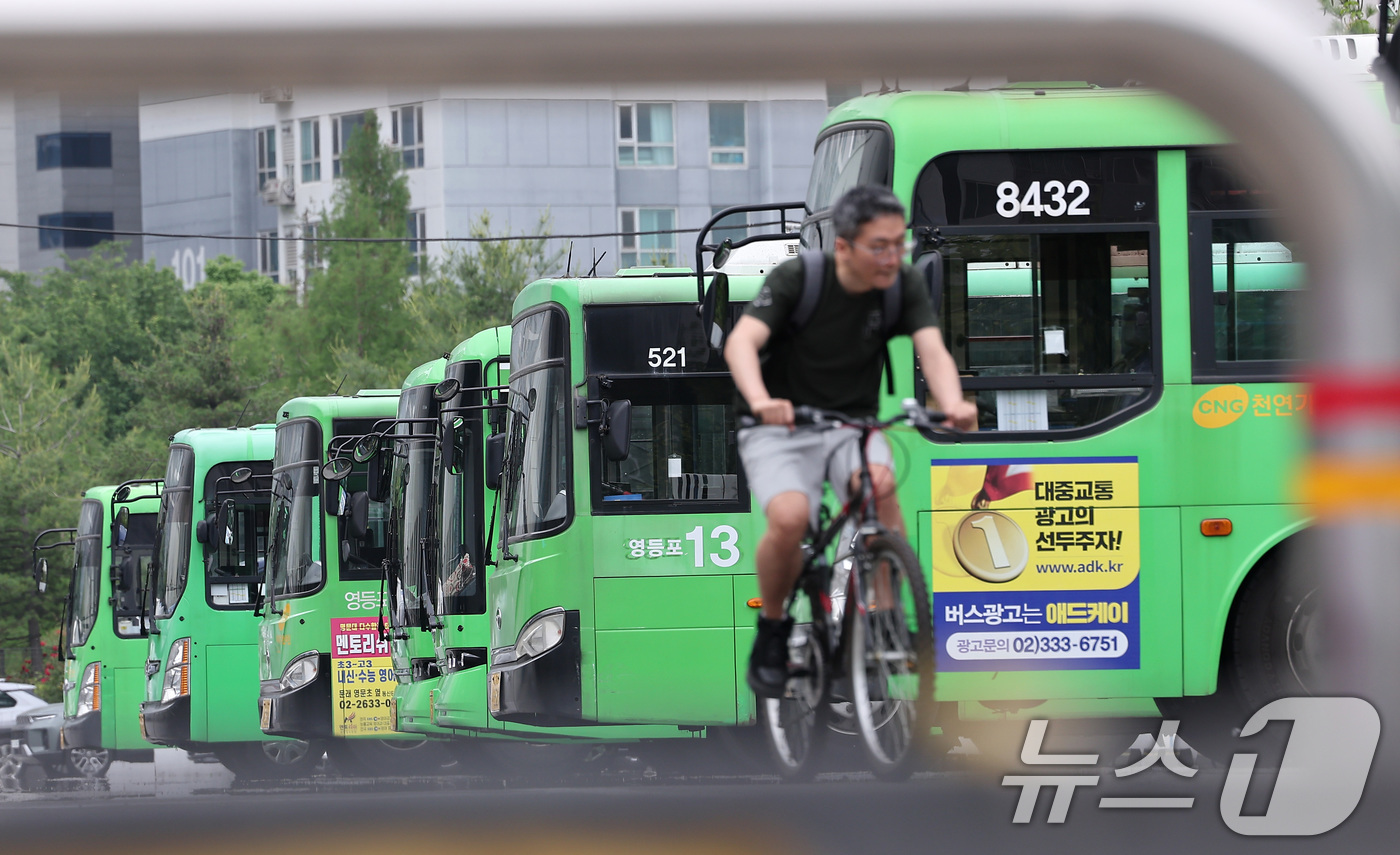 (서울=뉴스1) 김성진 기자 = 서울 마을버스 업계가 요금 인상과 환승 손실금 보전 확대를 요구하며 대중교통 환승체계에서의 이탈 가능성을 시사했다.마을버스 사업자들은 시가 수익성 …