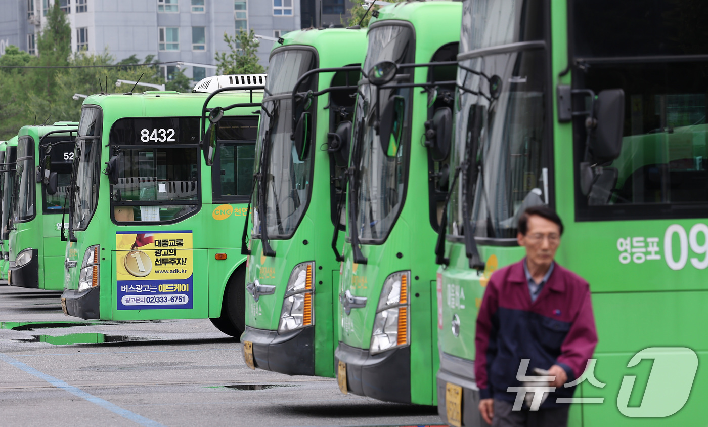 (서울=뉴스1) 김성진 기자 = 서울 마을버스 업계가 요금 인상과 환승 손실금 보전 확대를 요구하며 대중교통 환승체계에서의 이탈 가능성을 시사했다.마을버스 사업자들은 시가 수익성 …