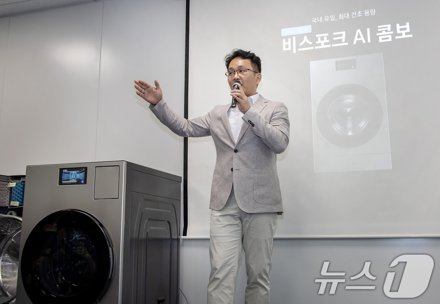 (서울=뉴스1) = 삼성전자가 출시 1년 만에 누적 판매량 10만 대를 돌파하며 국내 올인원 세탁건조기 시장을 석권한 '비스포크 AI 콤보'에 적용된 기술을 소개하는 미디어 브리핑 …