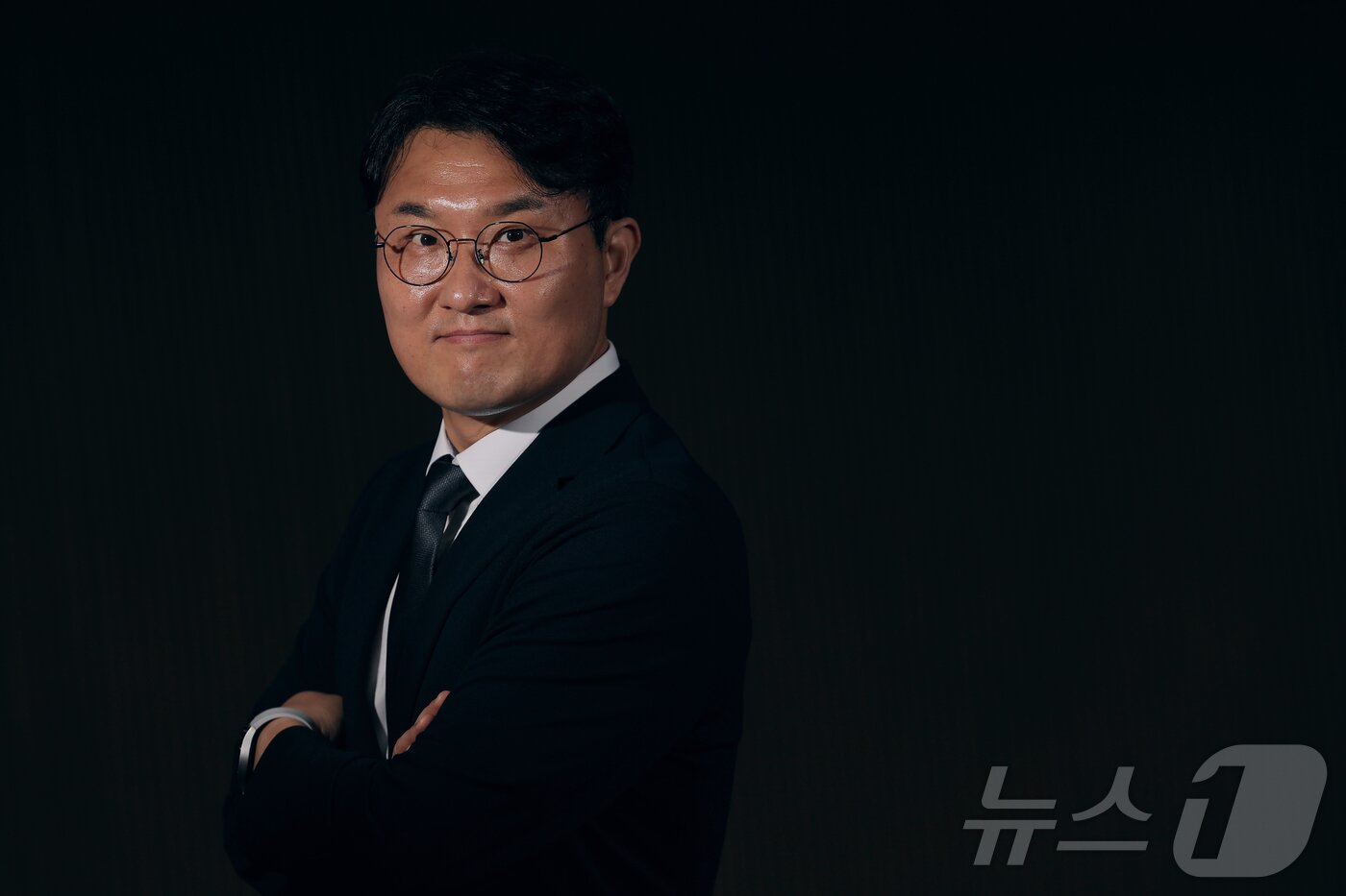 본문 이미지 - 심무송 서울경찰청 피싱범죄수사계장&#40;경정&#41;이 22일 오전 서울 마포구 성산로 서울경찰청 광역수사단 형사기동대 피싱범죄수사계에서 가진 뉴스1과의 인터뷰에서 카메라를 응시하고 있다. 2025.5.22/뉴스1 ⓒ News1 박정호 기자