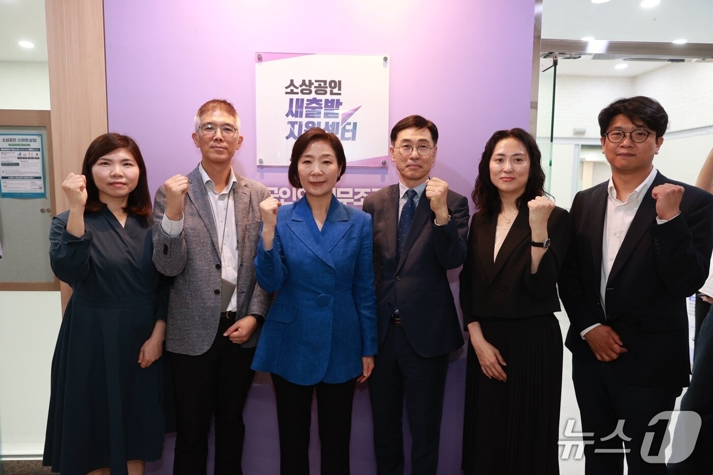 본문 이미지 - 오영주 중소벤처기업부 장관&#40;왼쪽 세 번째&#41;이 22일 서울 종로구 소상공인시장진흥공단 서울중부센터에서 열린 &#39;소상공인 새출발 지원센터 개소식&#39;에서 현판 제막 후 기념 촬영을 하고 있다.&#40;중소벤처기업부 제공&#41;