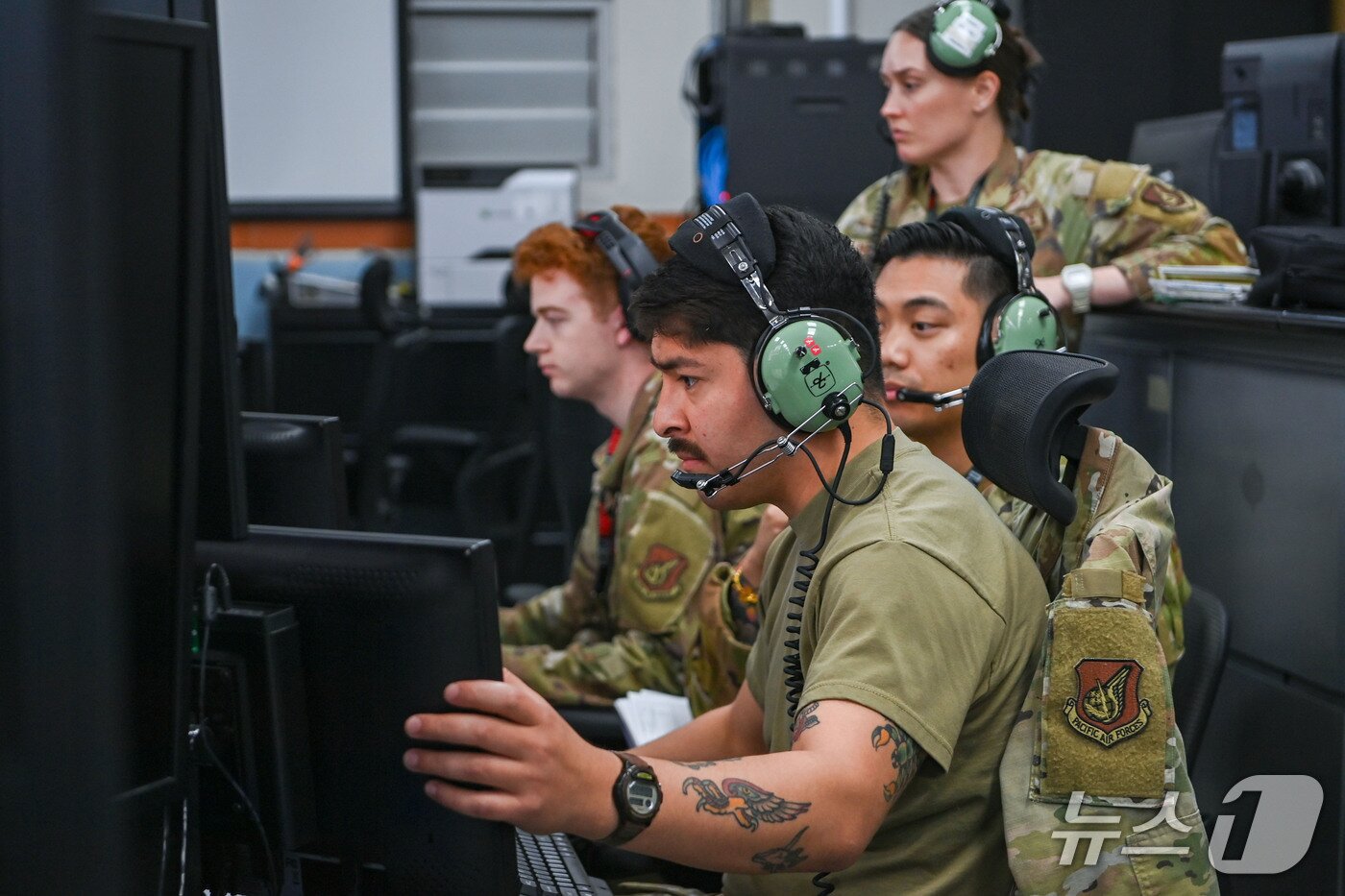 본문 이미지 - 한국항공우주작전본부(KAOC)에서 미국 공군이 작전을 수행하고 있다.(공군 제공)