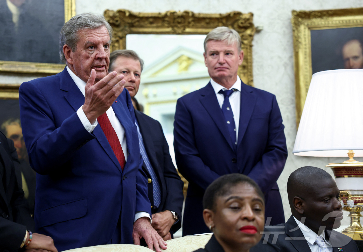 (워싱턴 로이터=뉴스1) 우동명 기자 = 남아프리카공화국 사업가 요한 루퍼트와 골퍼 어니 엘스, 레티프 구센이 21일(현지시간) 워싱턴 백악관에서 열린 도널드 트럼프 미국 대통령과 …