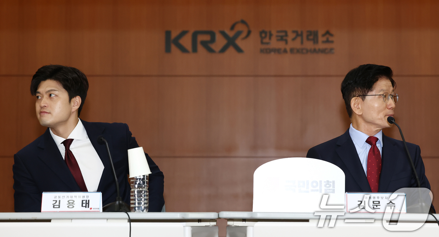 (서울=뉴스1) 김민지 기자 = 국민의힘 김용태 비상대책위원장(왼쪽)과 김문수 대통령 후보가 22일 서울 여의도 한국거래소에서 열린 중앙선거대책위원회 현장 회의에 참석해 자리하고 …