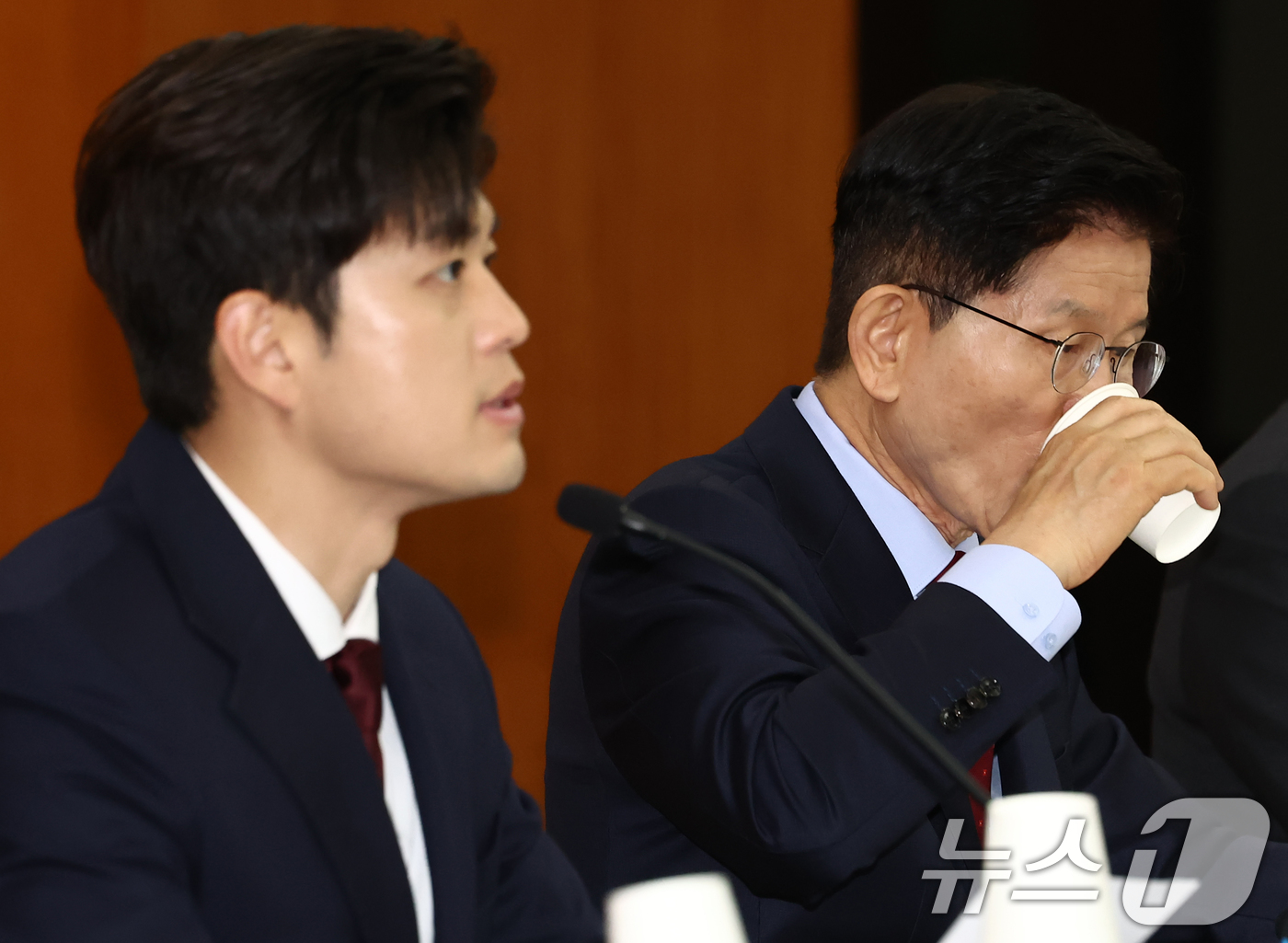 (서울=뉴스1) 김민지 기자 = 김문수 국민의힘 대통령 후보가 22일 서울 여의도 한국거래소에서 열린 중앙선거대책위원회 현장 회의에서 물을 마시고 있다. 왼쪽은 김용태 비상대책위원 …