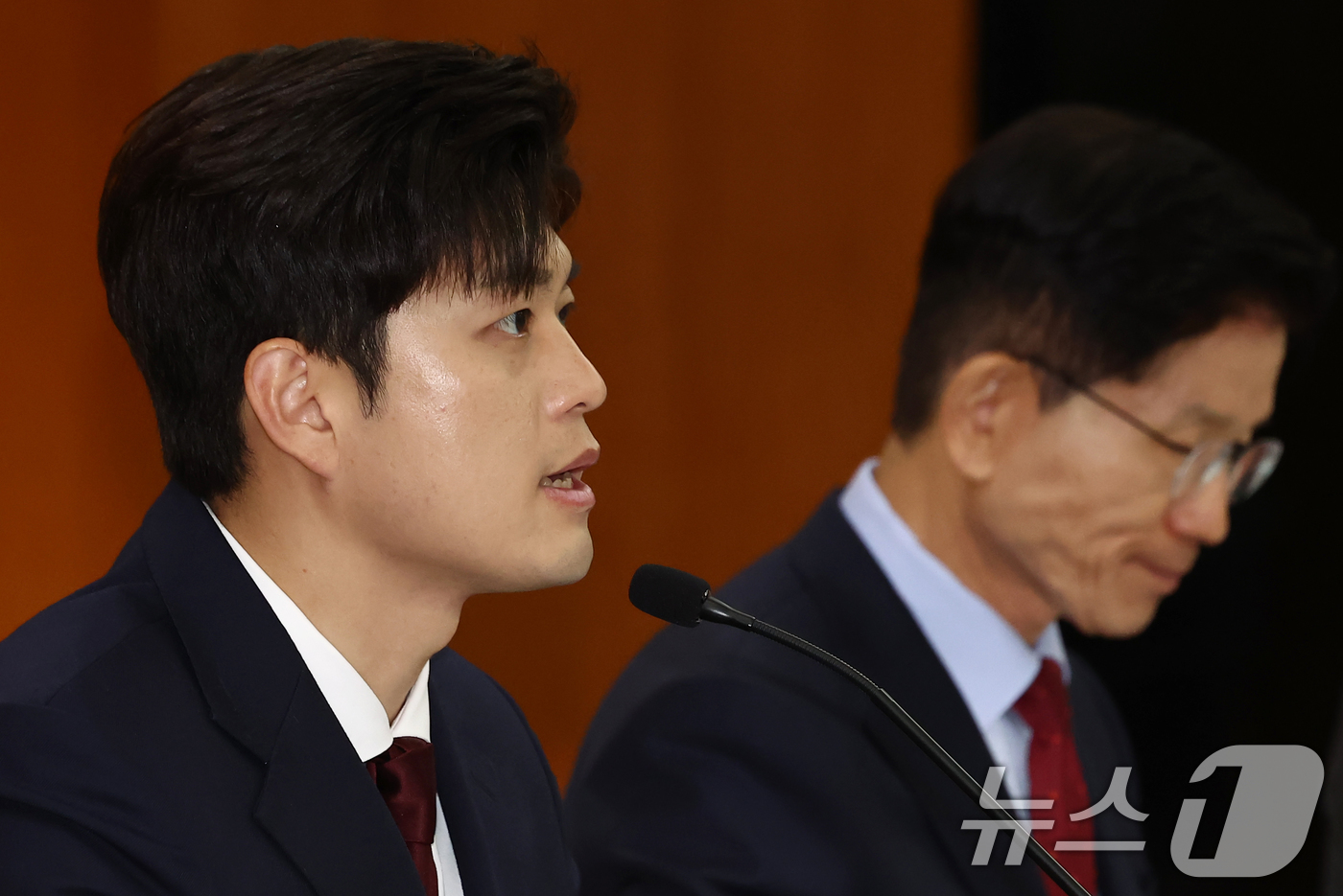 (서울=뉴스1) 김민지 기자 = 김용태 국민의힘 비상대책위원장이 22일 서울 여의도 한국거래소에서 열린 중앙선거대책위원회 현장 회의에서 발언하고 있다. 오른쪽은 김문수 대통령 후보 …