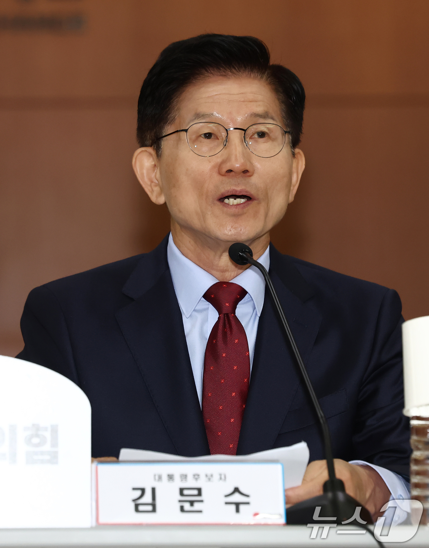 (서울=뉴스1) 김민지 기자 = 김문수 국민의힘 대통령 후보가 22일 서울 여의도 한국거래소에서 열린 중앙선거대책위원회 현장 회의에서 발언하고 있다. 2025.5.22/뉴스1