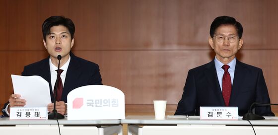김용태 비대위원장 발언 듣는 김문수 후보