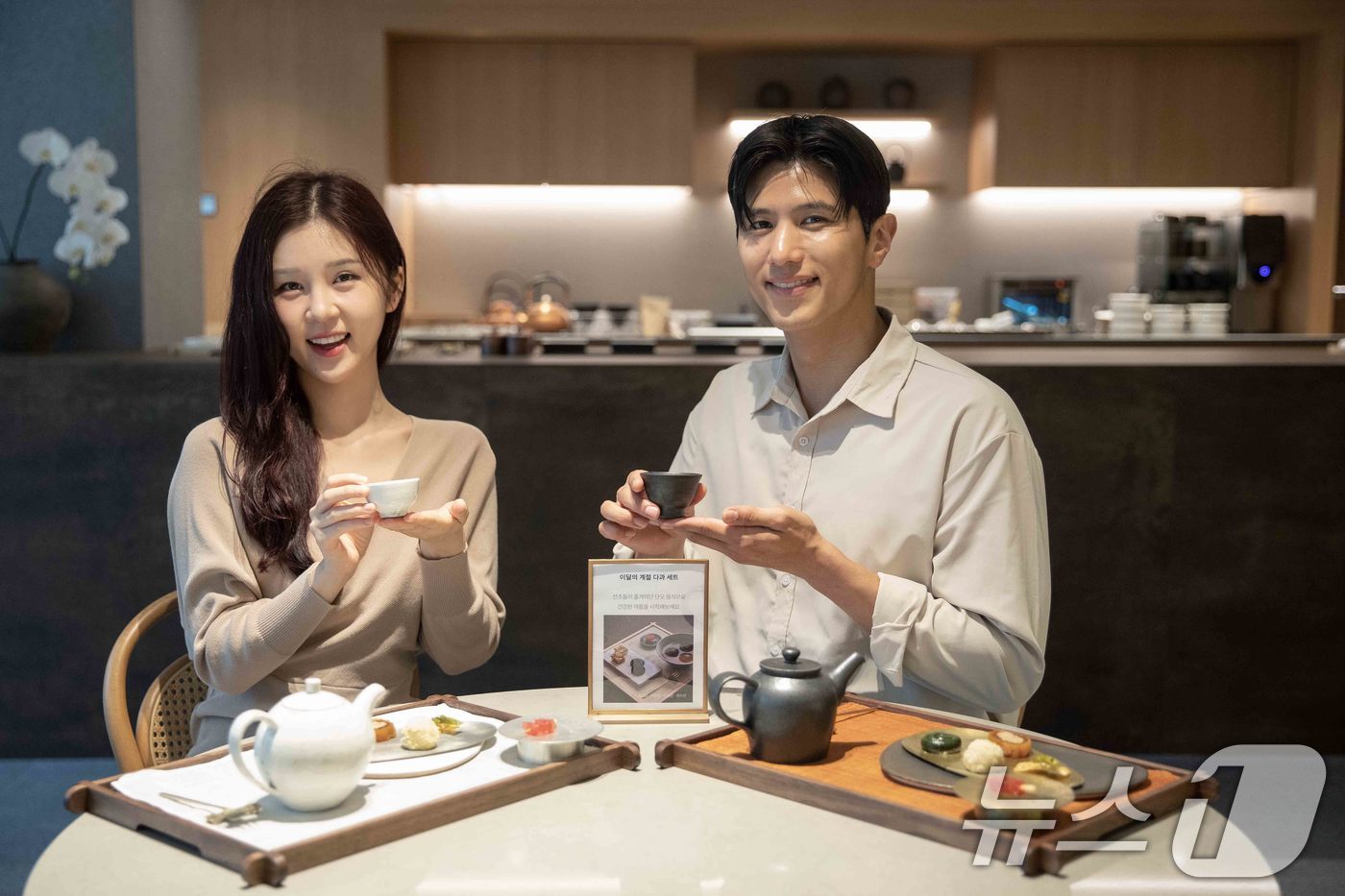 (서울=뉴스1) = 신세계백화점이 서울 중구 본점 더 헤리티지 5층에 위치한 '하우스오브신세계 디저트살롱'에서 한식 다과문화를 현대적으로 재해석한 차와 병과를 선보이고 있다고 22 …