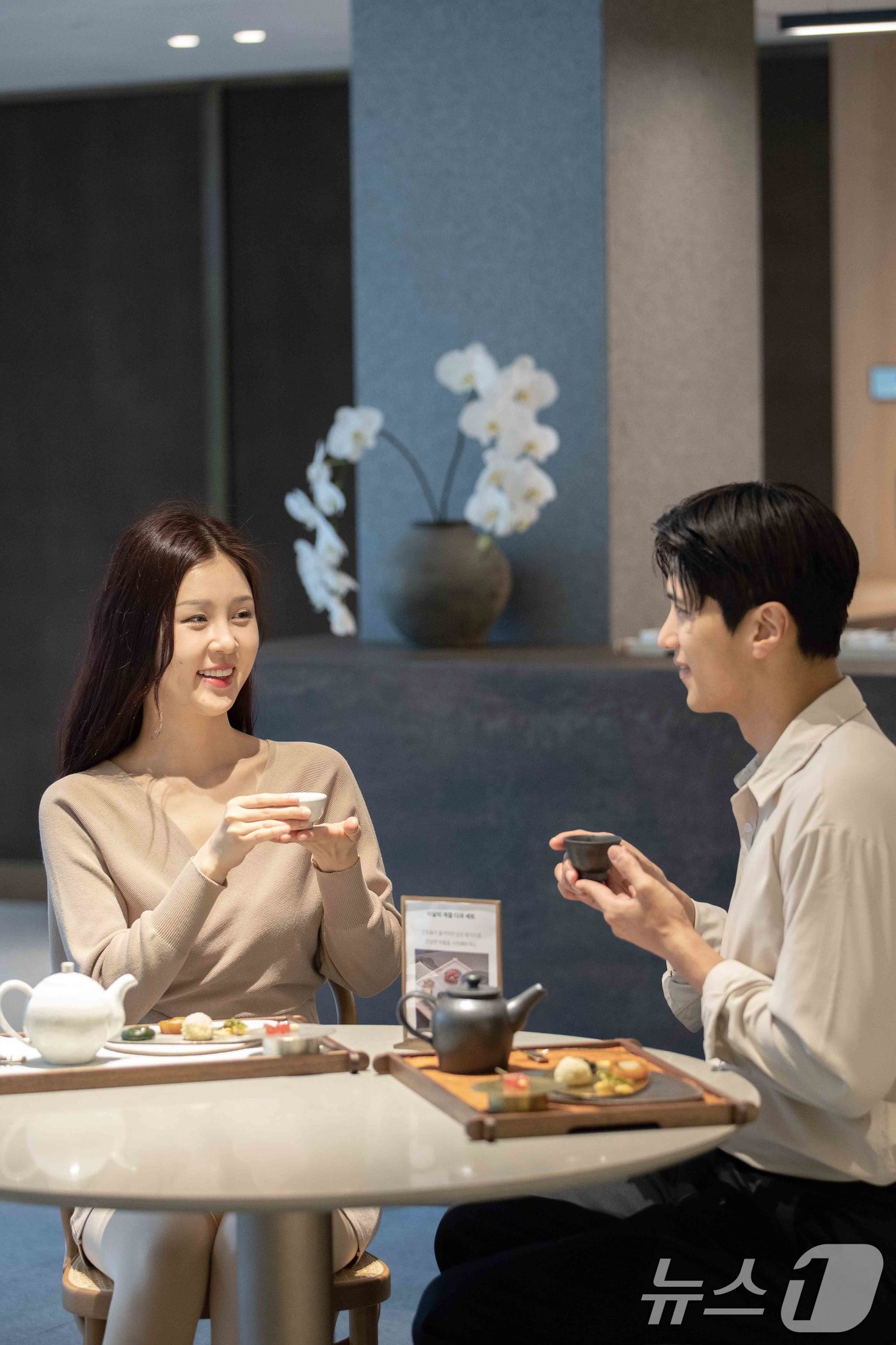 (서울=뉴스1) = 신세계백화점이 서울 중구 본점 더 헤리티지 5층에 위치한 '하우스오브신세계 디저트살롱'에서 한식 다과문화를 현대적으로 재해석한 차와 병과를 선보이고 있다고 22 …