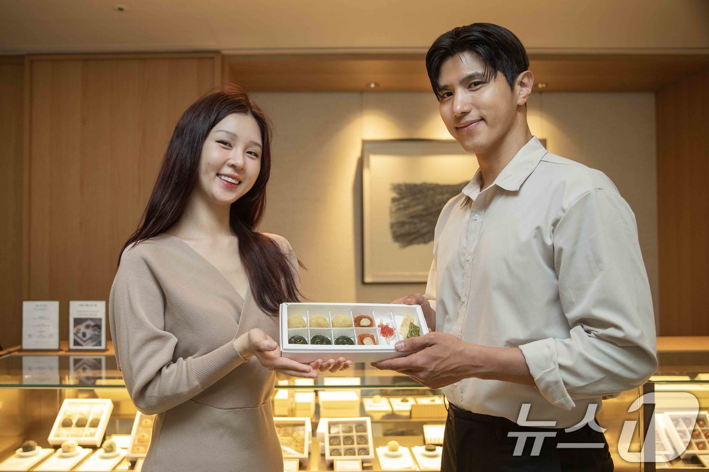 (서울=뉴스1) = 신세계백화점이 서울 중구 본점 더 헤리티지 5층에 위치한 '하우스오브신세계 디저트살롱'에서 한식 다과문화를 현대적으로 재해석한 차와 병과를 선보이고 있다고 22 …