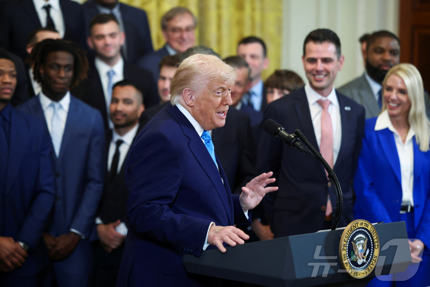 (워싱턴 로이터=뉴스1) 우동명 기자 = 도널드 트럼프 미국 대통령이 21일(현지시간) 워싱턴 백악관에서 열린 NCAA  남자 농구 챔피언십 우승 팀인 플로리다 게이터스 환영식서 …