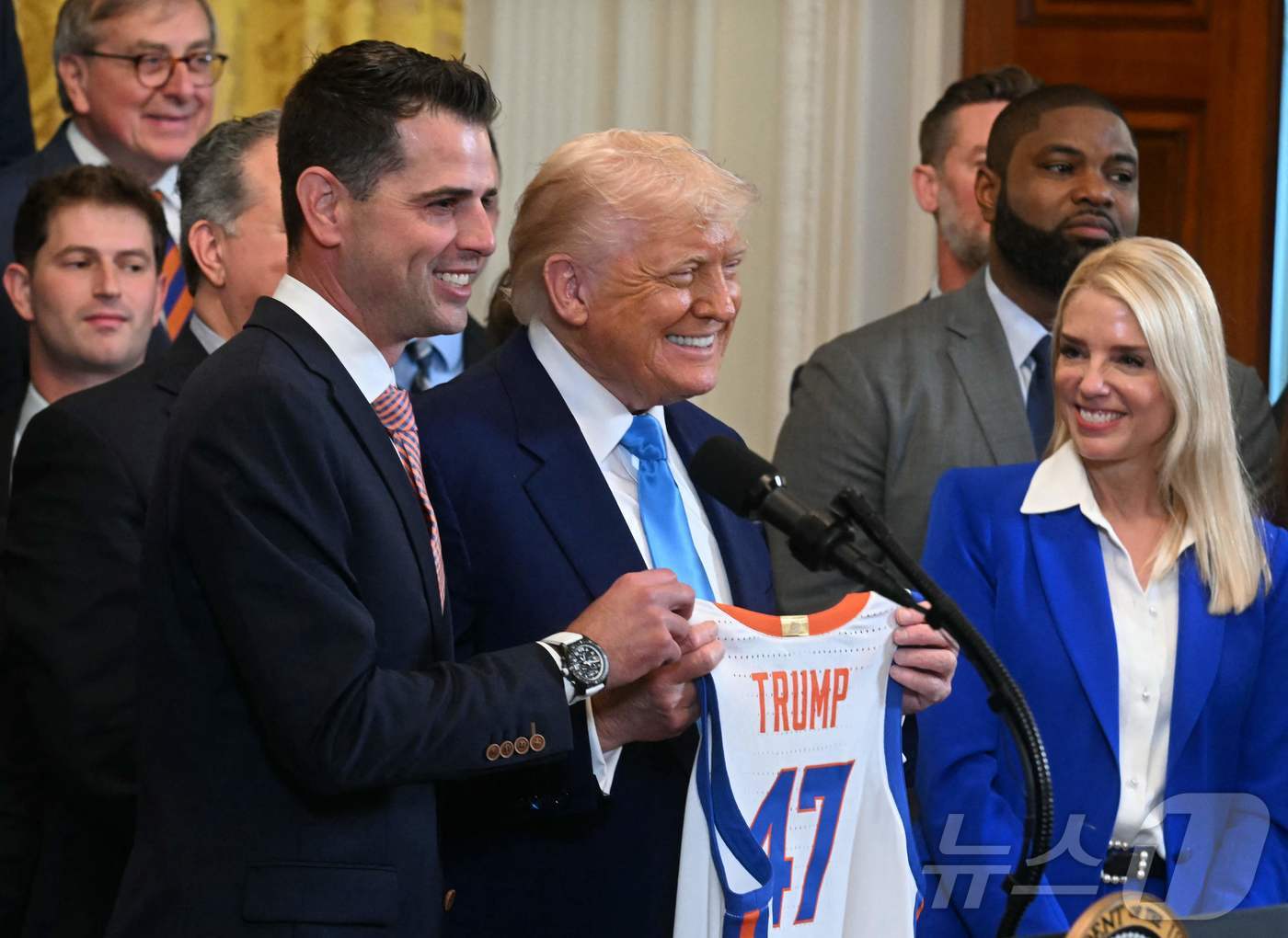 (워싱턴 AFP=뉴스1) 우동명 기자 = 도널드 트럼프 미국 대통령이 21일(현지시간) 워싱턴 백악관에서 열린 NCAA  남자 농구 챔피언십 우승 팀인 플로리다 게이터스 환영식서 …