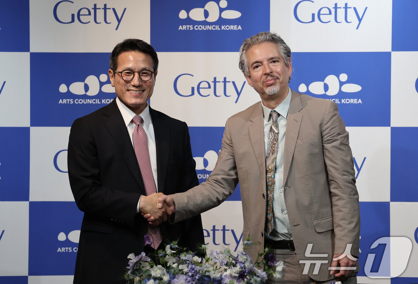 본문 이미지 - 22일 서울 종로구 예술가의 집에서 열린 한국문화예술위원회와 게티연구소의 한미 간 미술연구 파트너십 체결 공동 기자간담회에서 정병국 한국문화예술위원회 위원장과 앤드루 페르척&#40;Andrew Perchuk&#41; 게티연구소&#40;Getty Recearch Institute&#41; 부소장이 기념촬영을 하고 있다.  2025.5.22/뉴스1 ⓒ News1 오대일 기자