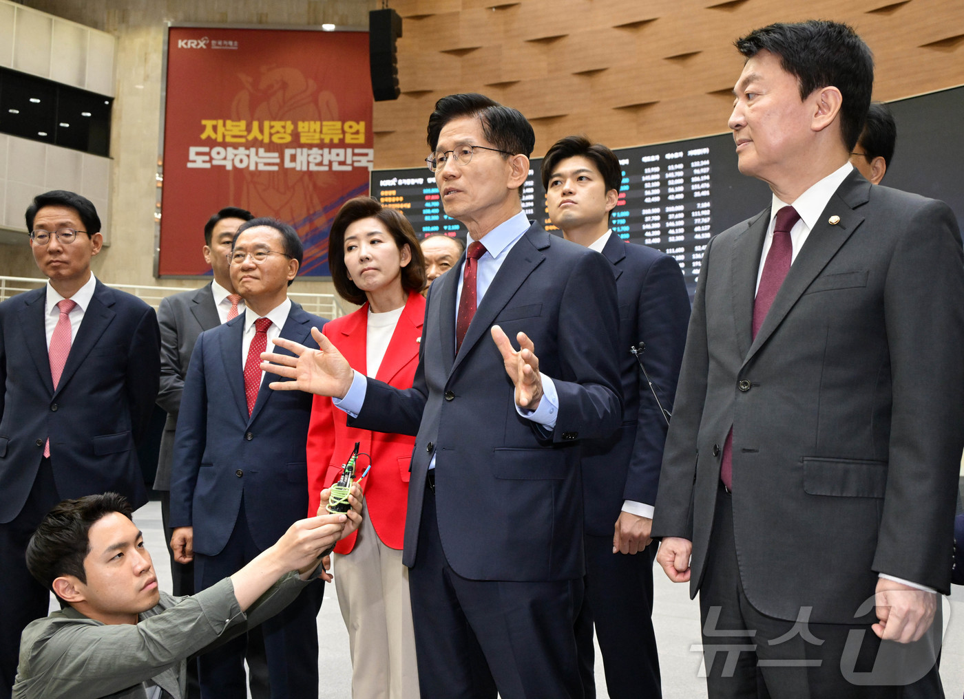 (서울=뉴스1) 김민지 기자 = 김문수 국민의힘 대통령 후보가 22일 서울 여의도 한국거래소에서 열린 중앙선거대책위원회 현장 회의를 마친 뒤 주식시황이 표시되는 홍보관을 찾아 둘러 …