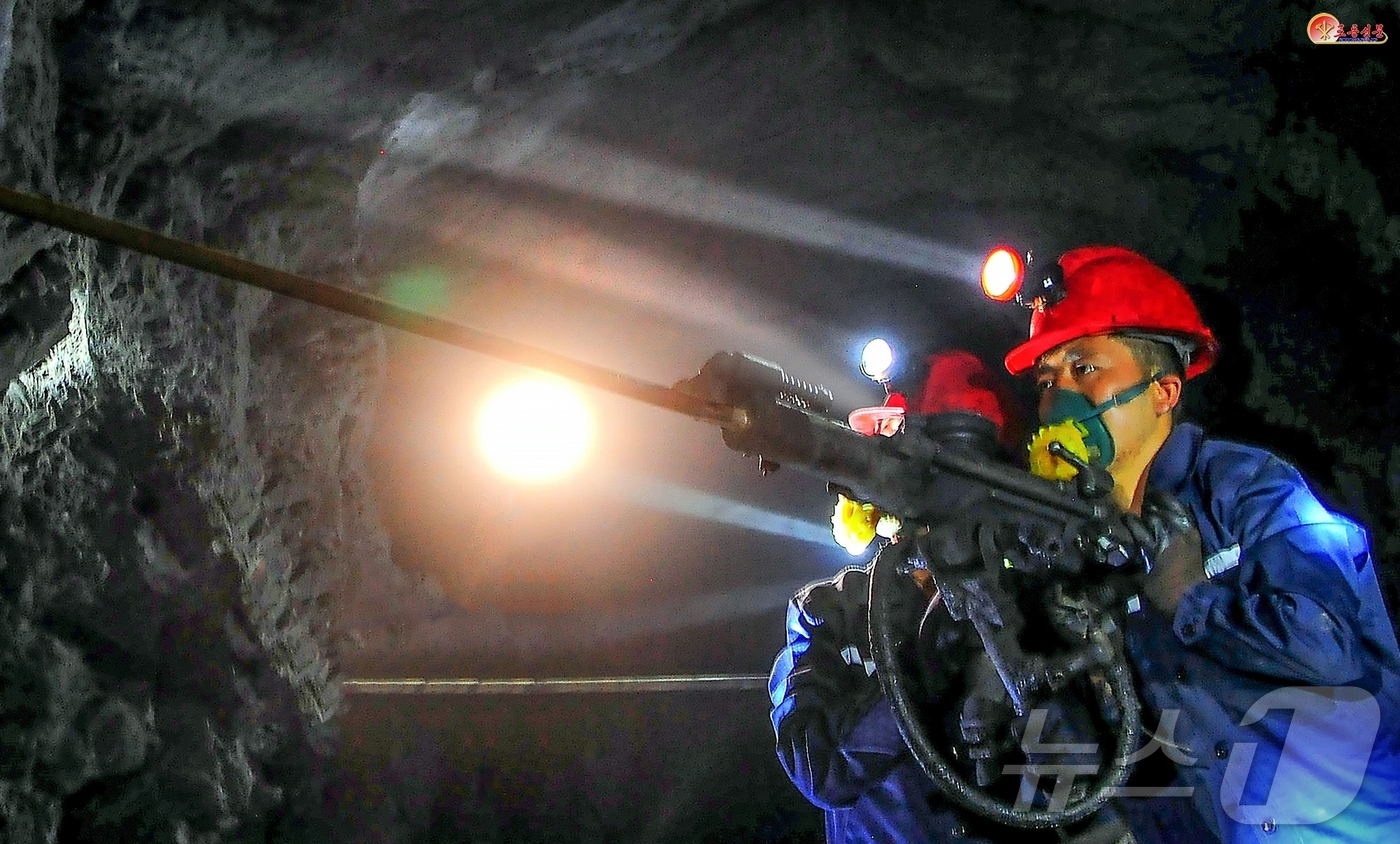 (평양 노동신문=뉴스1) = 북한 노동당 기관지 노동신문은 22일 천성탄광이 3차원 프로그램에 의한 과학적 채굴공정 설계를 실현하고 석탄생산과 기업 관리의 정보화를 실현하기 위한 …