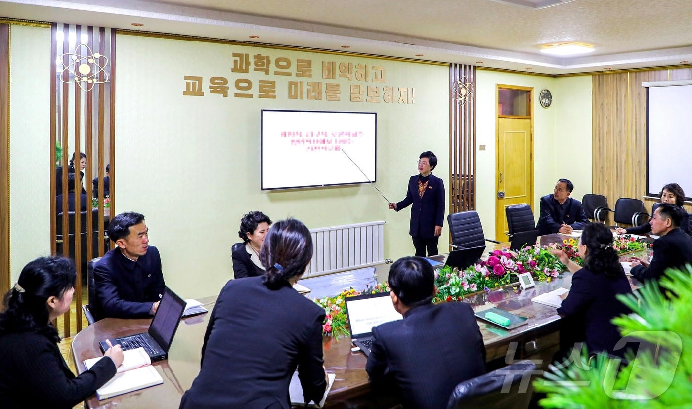 (평양 노동신문=뉴스1) = 북한 노동당 기관지 노동신문은 22일 평천구역 교원재교육강습소에서 교원들의 능력과 자질을 높여주기 위한 사업을 방법론 있게 진행하고 있다고 보도했다. …