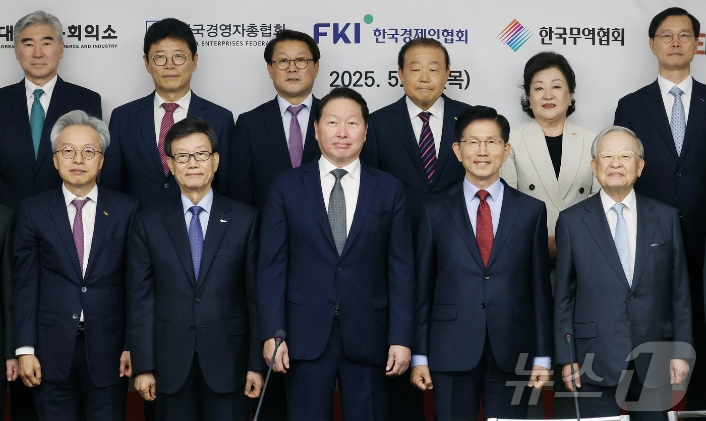 (서울=뉴스1) 이광호 기자 = 김문수 국민의힘 대통령 후보와 최태원 대한상의 회장 등 참석자들이 22일 서울 중구 대한상공회의소에서 열린 경제 5단체장 간담회에 앞서 기념촬영을 …