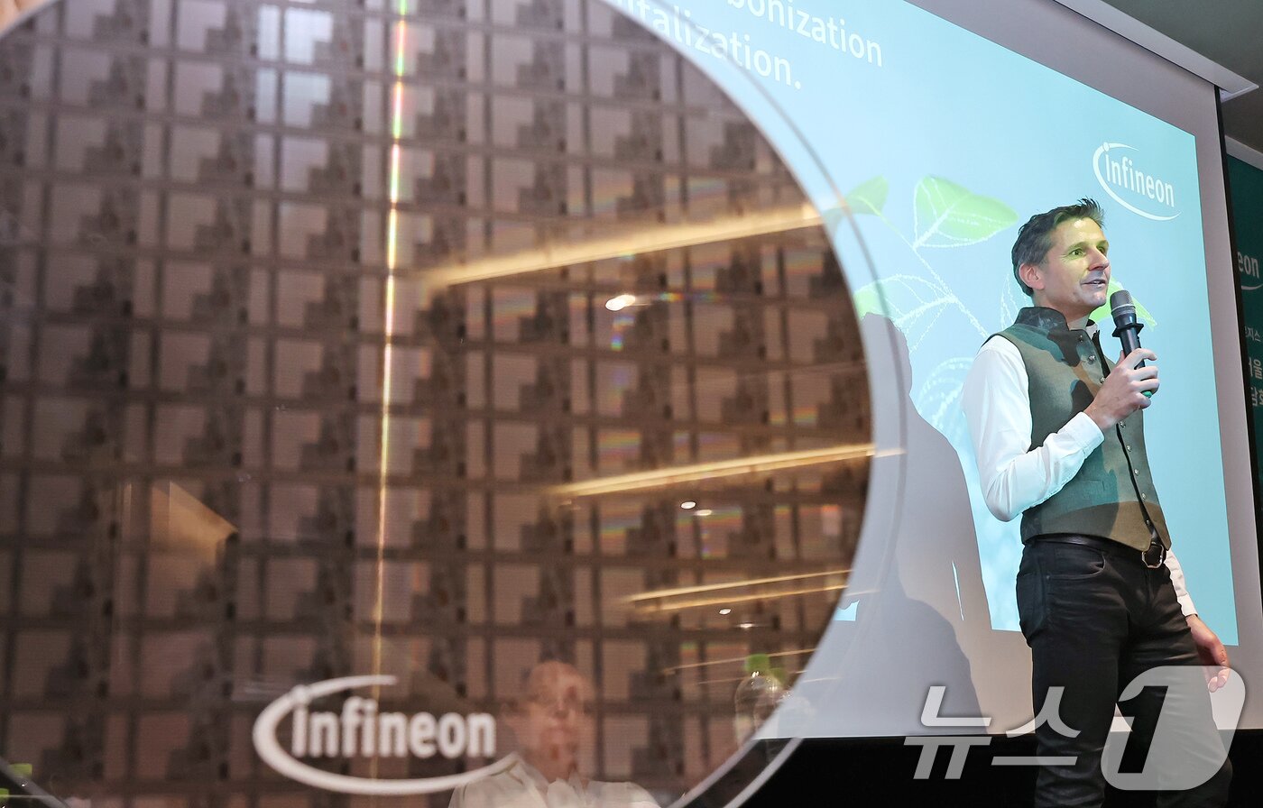 본문 이미지 - 안드레아스 우르시츠(Andreas Urschitz) 인피니언 마케팅 최고책임자가 22일 오전 서울 강남구 코엑스에서 열린 '인피니언 테크놀로지스 코리아 옥토버테크 서울 2025 기자간담회'에서 300mm GaN(갈륨나이트라이드) 웨이퍼를 소개하고 있다. 2025.5.22/뉴스1 ⓒ News1 장수영 기자