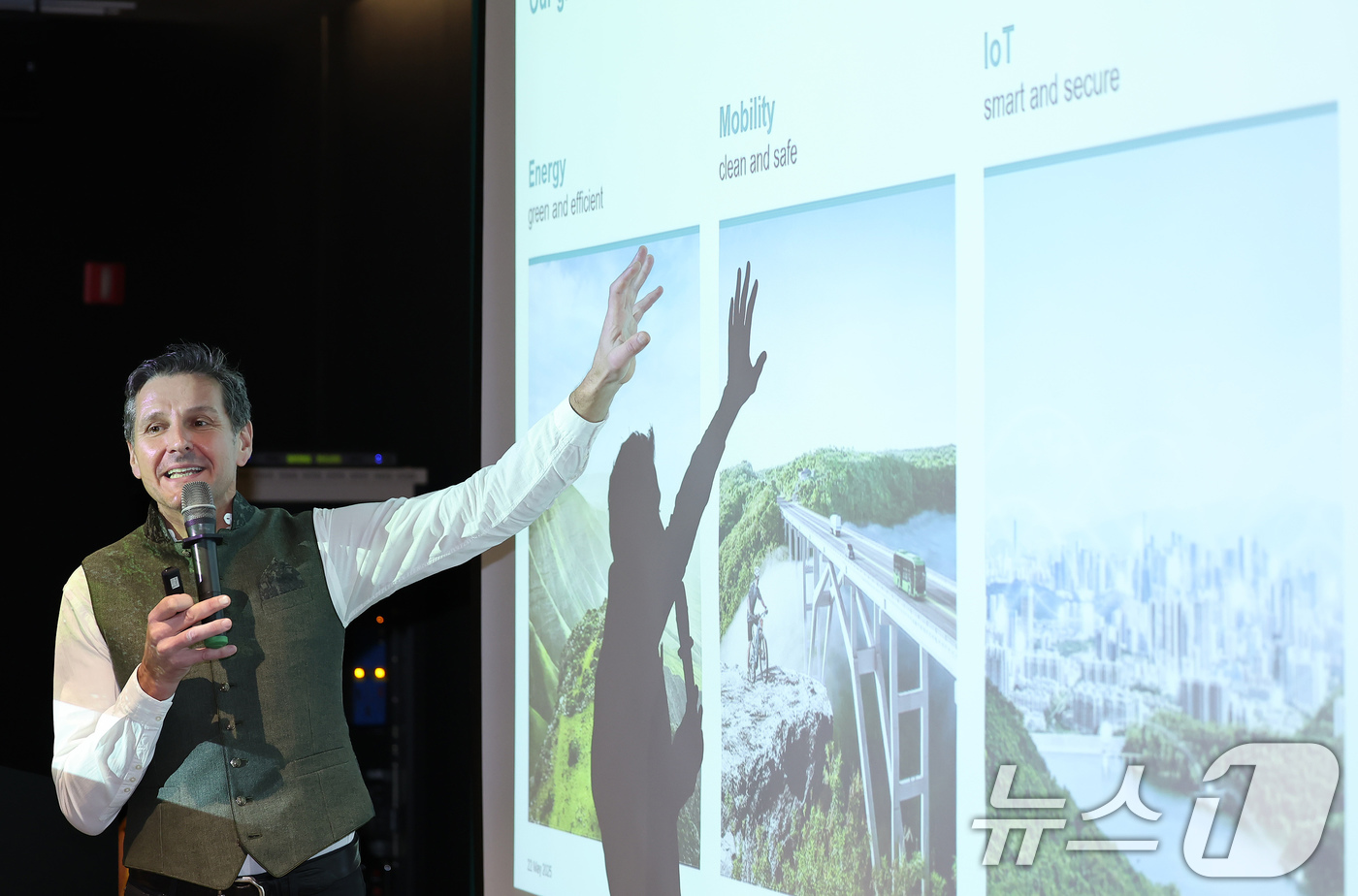 (서울=뉴스1) 장수영 기자 = 안드레아스 우르쉬츠(Andreas Urschitz) 인피니언 마케팅 최고책임자가 22일 오전 서울 강남구 코엑스에서 열린 '인피니언 테크놀로지스 코 …