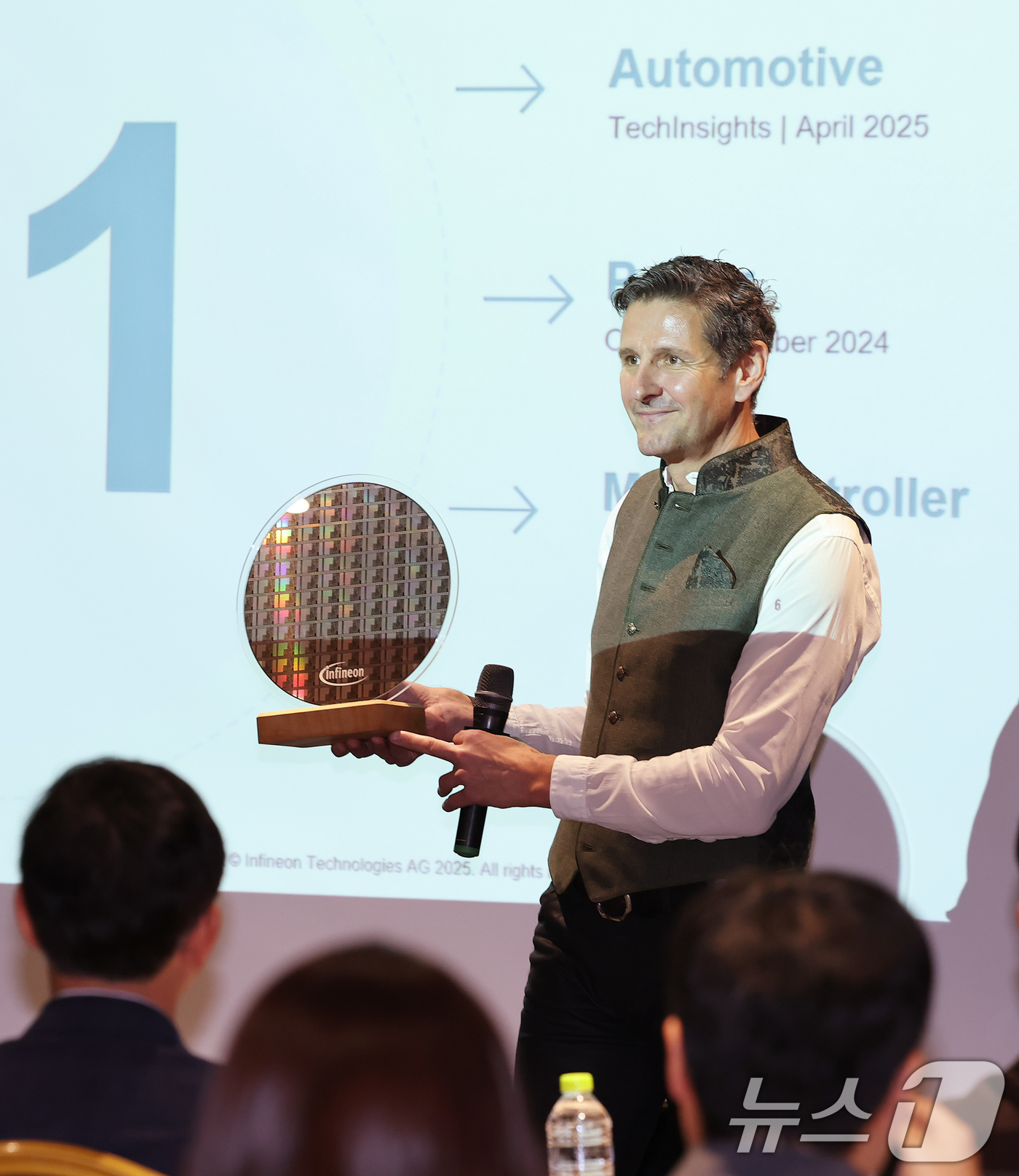 (서울=뉴스1) 장수영 기자 = 안드레아스 우르쉬츠(Andreas Urschitz) 인피니언 마케팅 최고책임자가 22일 오전 서울 강남구 코엑스에서 열린 '인피니언 테크놀로지스 코 …