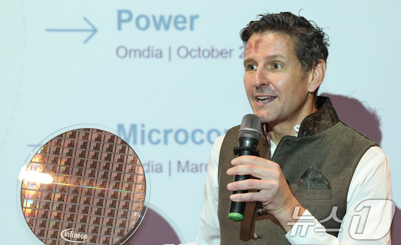 (서울=뉴스1) 장수영 기자 = 안드레아스 우르쉬츠(Andreas Urschitz) 인피니언 마케팅 최고책임자가 22일 오전 서울 강남구 코엑스에서 열린 '인피니언 테크놀로지스 코 …