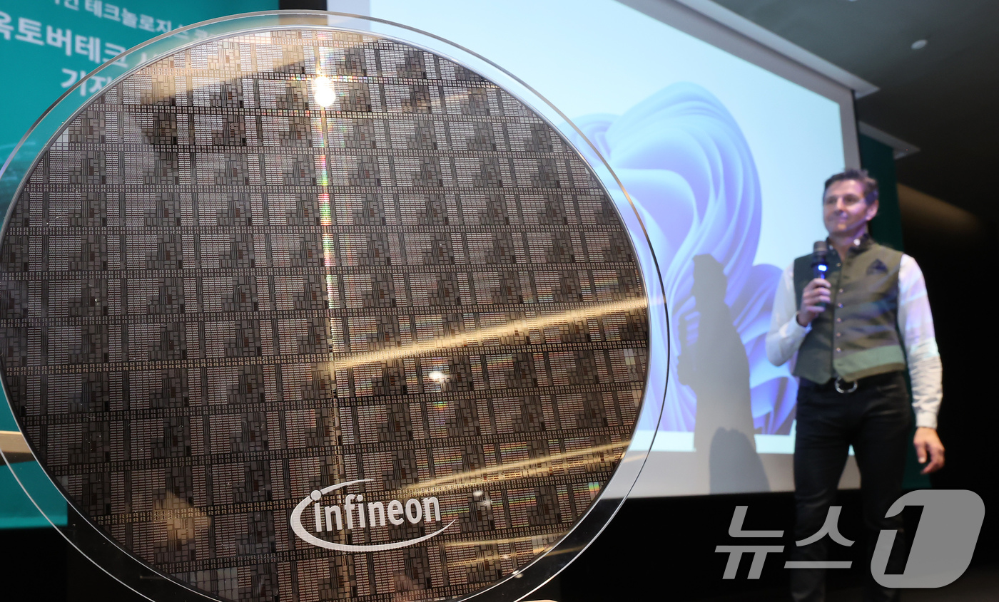 (서울=뉴스1) 장수영 기자 = 안드레아스 우르쉬츠(Andreas Urschitz) 인피니언 마케팅 최고책임자가 22일 오전 서울 강남구 코엑스에서 열린 '인피니언 테크놀로지스 코 …