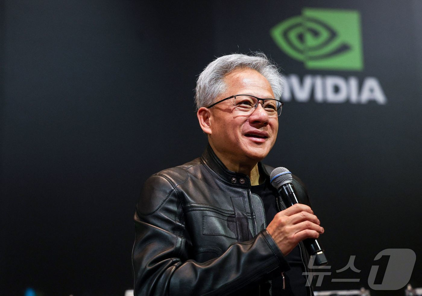 (타이베이 AFP=뉴스1) 우동명 기자 = 젠슨 황 엔비디아 CEO가 21일(현지시간) 대만 타이베이에서 기자회견을 갖고 "중국 시장은 매우 중요하다. 우리가 다시 중국 시장에서 …