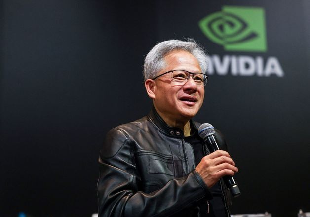 젠슨 황 "트럼프 10만불 비자 수수료면 우리 가족 미국 못 왔을 것"
