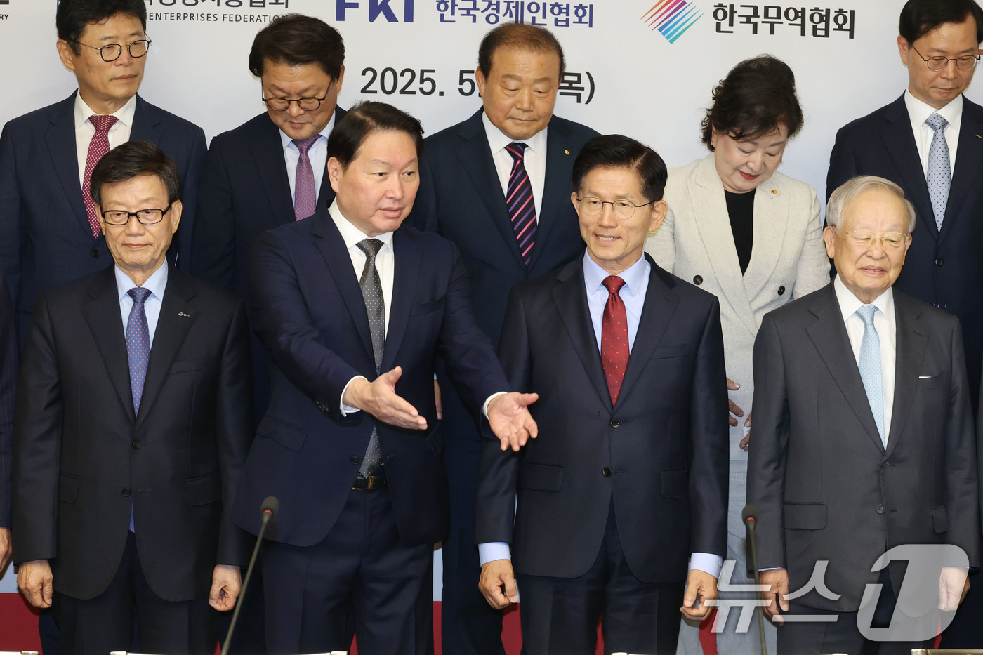 (서울=뉴스1) 이광호 기자 = 최태원 대한상의 회장이 22일 서울 중구 대한상공회의소에서 열린 김문수 국민의힘 대통령 후보와 경제 5단체 간담회에서 기념촬영을 마친뒤 김 후보에게 …