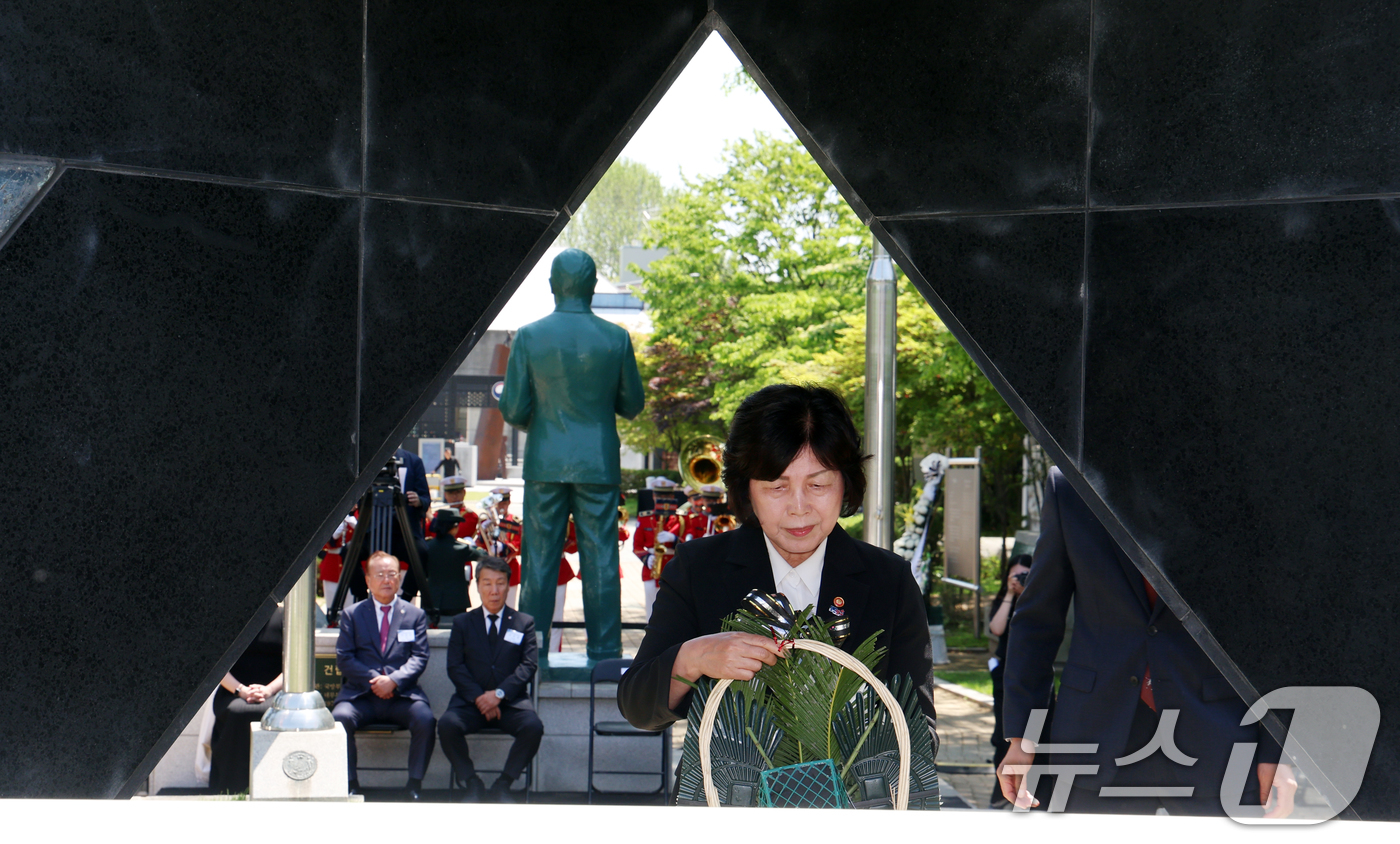 (파주=뉴스1) 김명섭 기자 = 강정애 국가보훈부 장관이 22일 경기도 파주시 임진각 보훈단지에서 열린 한미 합동 현충일 추모 행사에서 헌화를 하고 있다.한미동맹재단과 주한미군전우 …